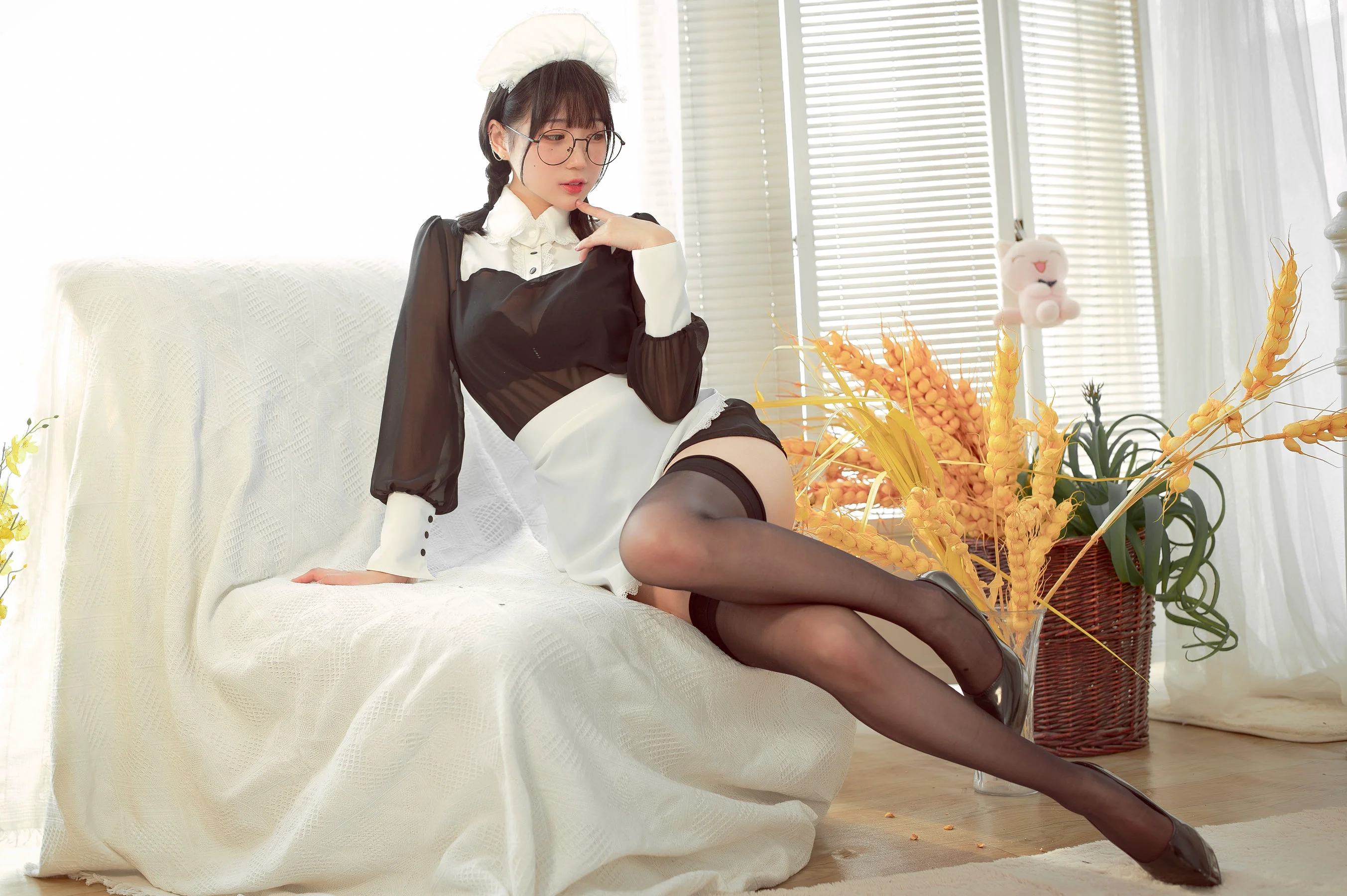 [网红COSER] 周叽是可爱兔兔 – 眼镜女仆 - 爱照片