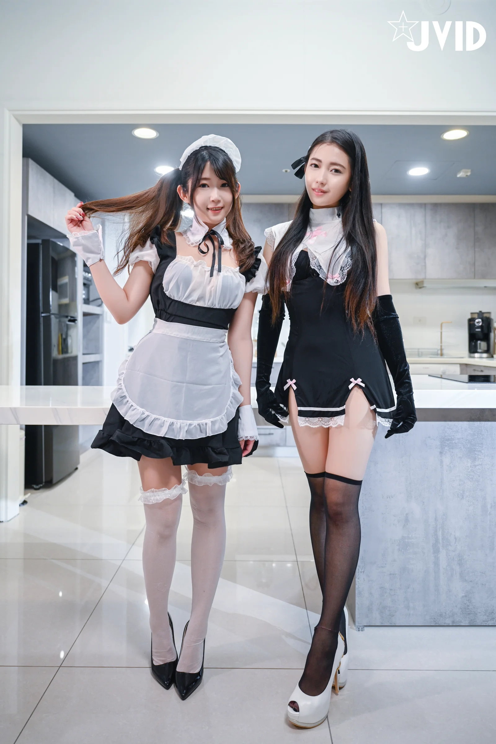 [JVID] 豪宅雙女僕餐桌上的激烈碰撞,夏暮光&肉包首次全裸合體 - 爱照片