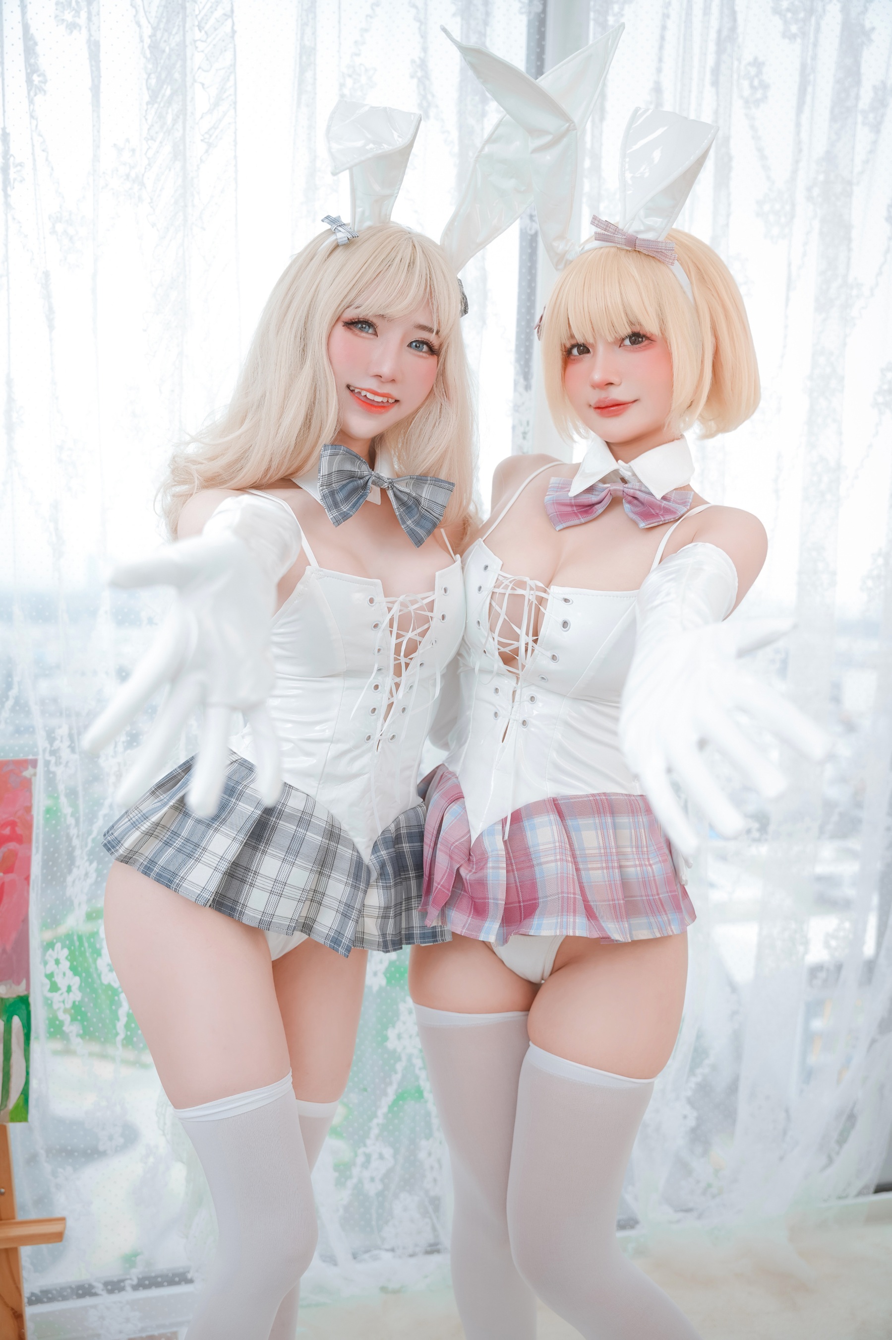 Azami – & Sally Dorasnow – White Bunny Girl - 爱照片