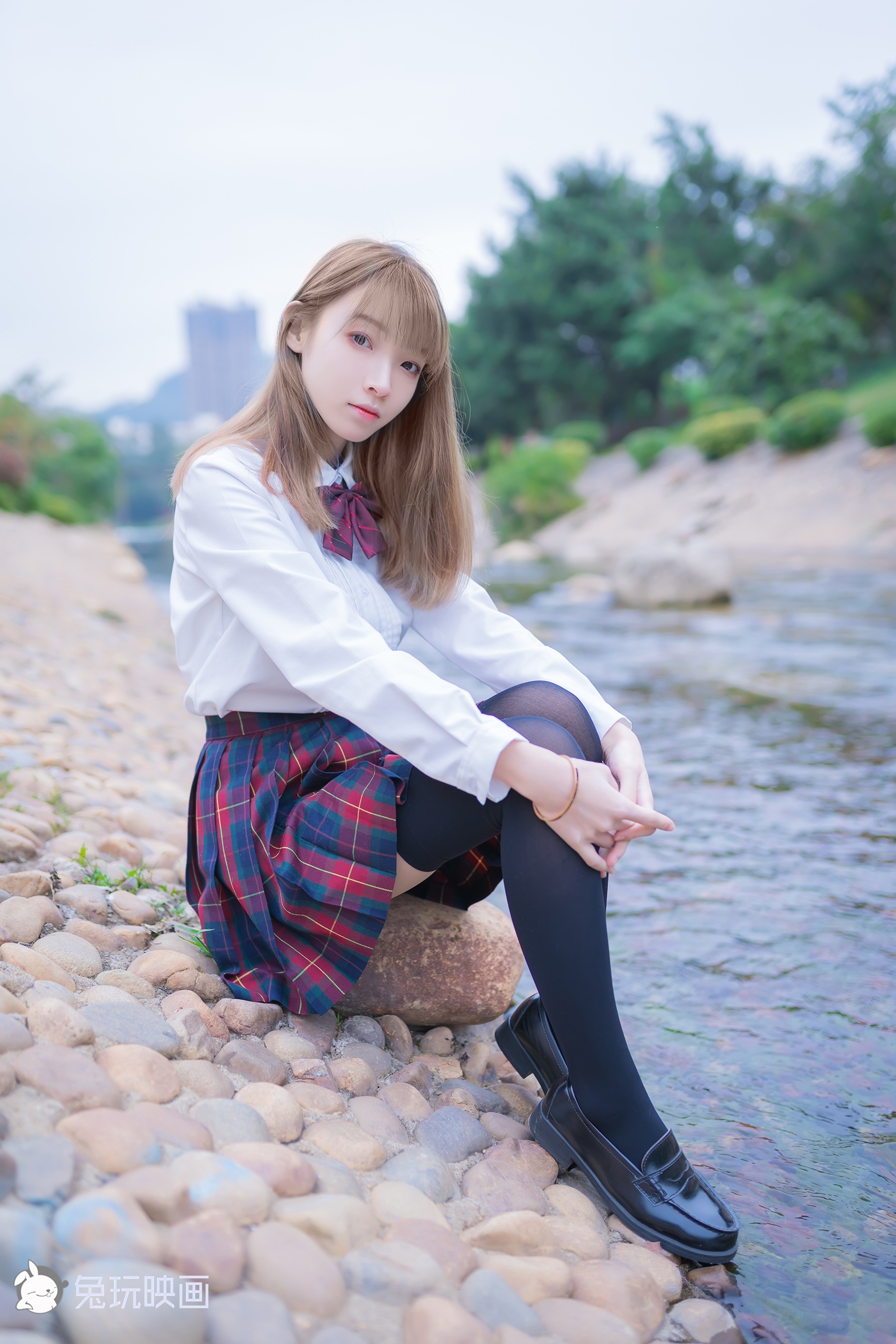 祖木子 – 兔玩 绿草坪 - 爱照片
