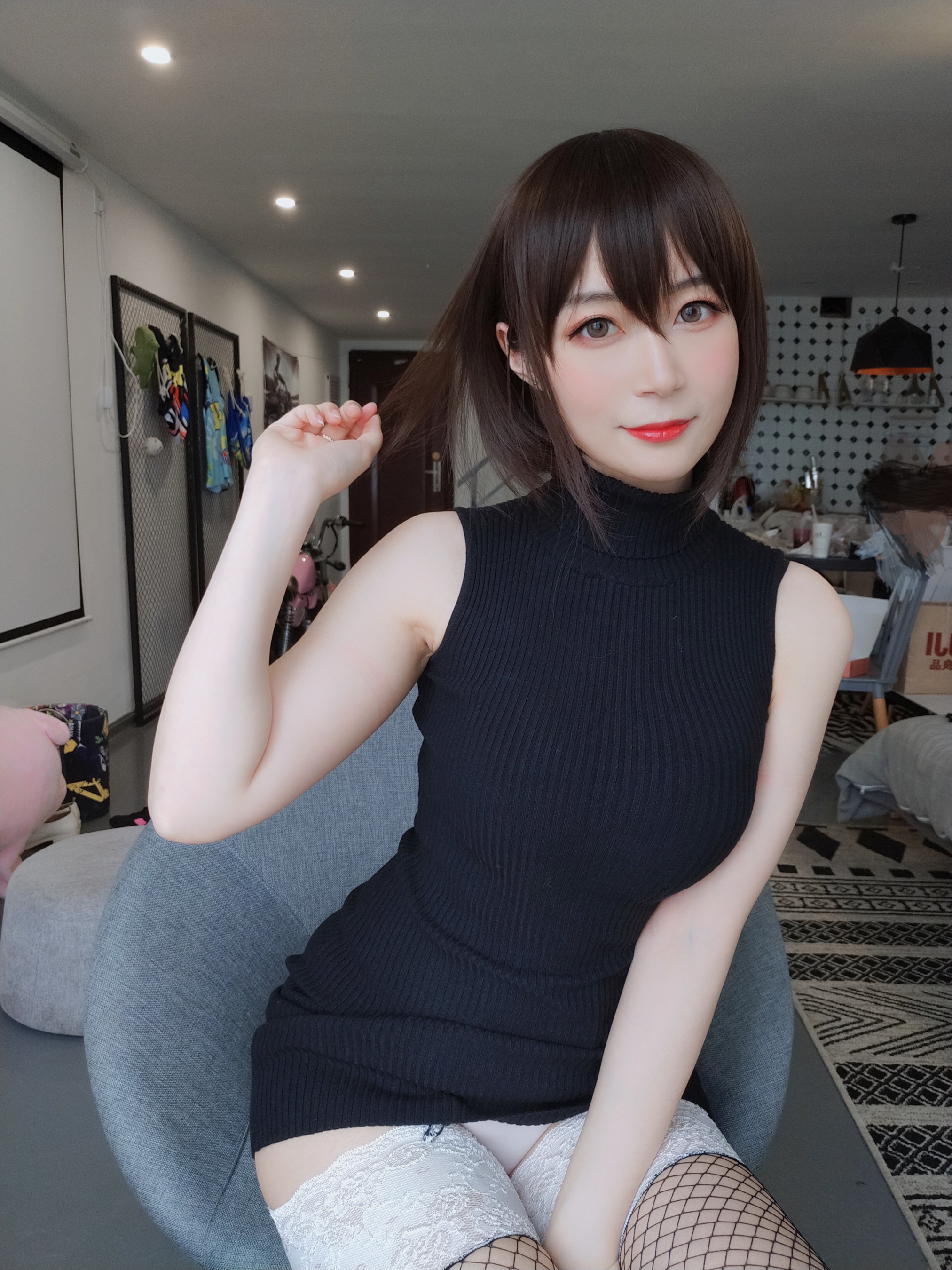 白银81 – 黑色包臀裙 - 爱照片