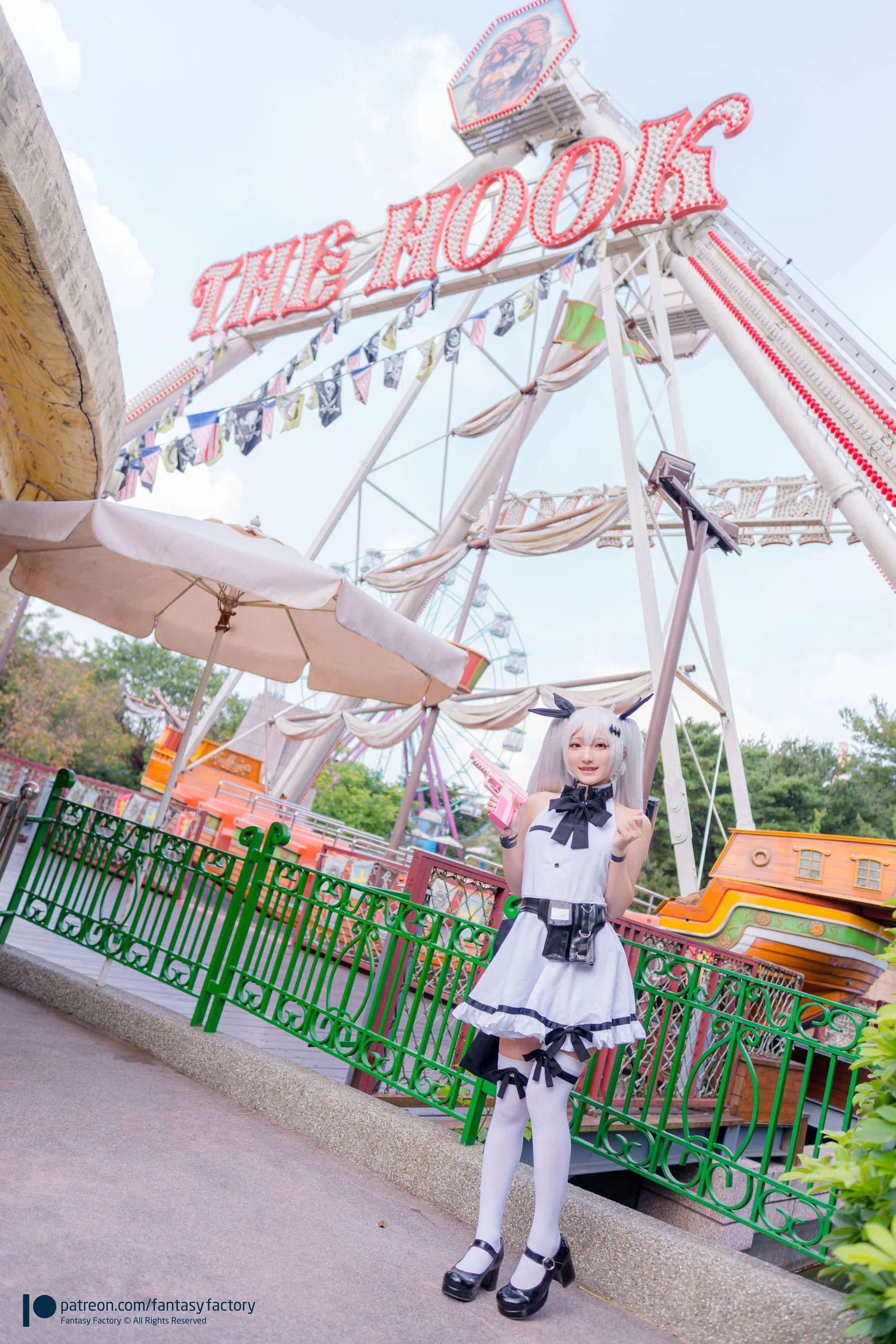 [Cosplay] 小丁 《Fantasy Factory》 黑白 薄纱 网袜 写真集 - 爱照片