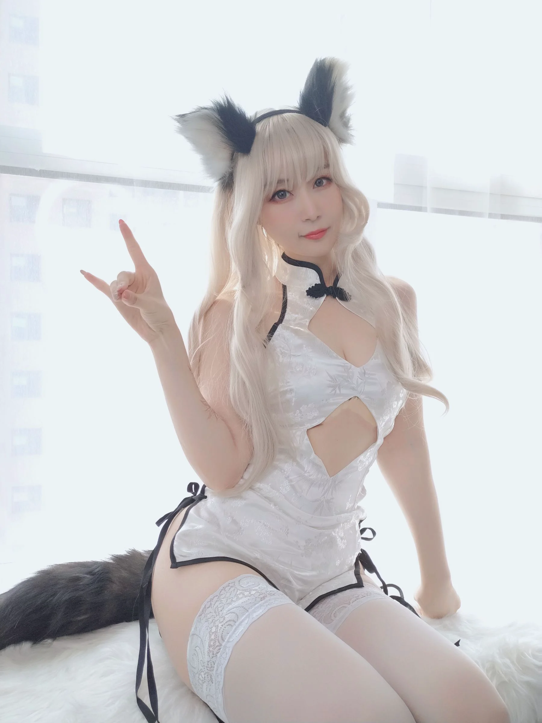 Coser美女白银81 《小白狼》 写真集 - 爱照片
