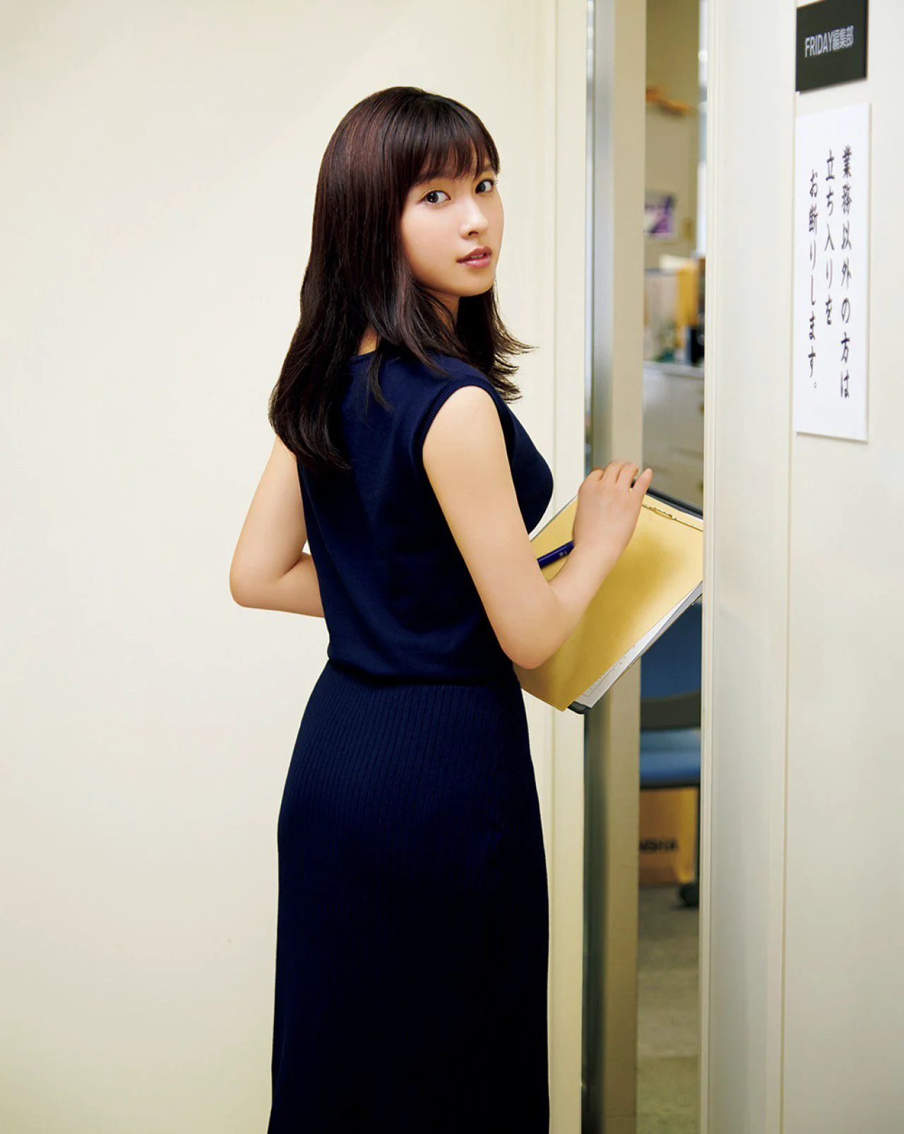 [FRIDAY] 土屋太鳳 《オフィスでセクシー》写真 - 爱照片