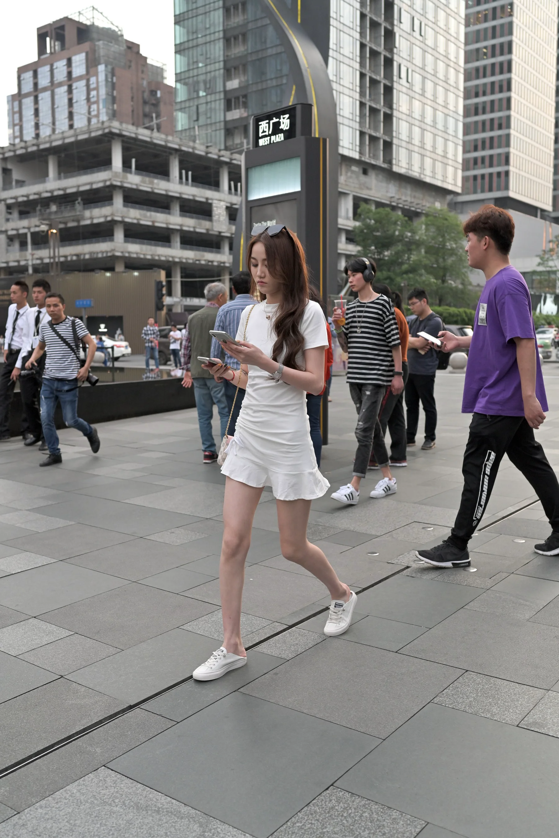 摄霸街拍作品 – 小姐姐的裙子好短耶 写真 - 爱照片
