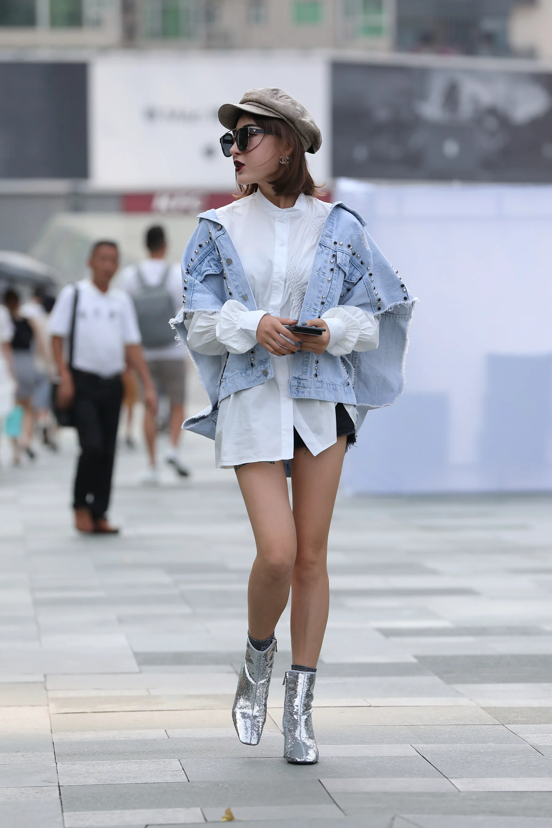 辉辉街拍作品 – 墨镜长腿短发美女小姐姐 写真 - 爱照片
