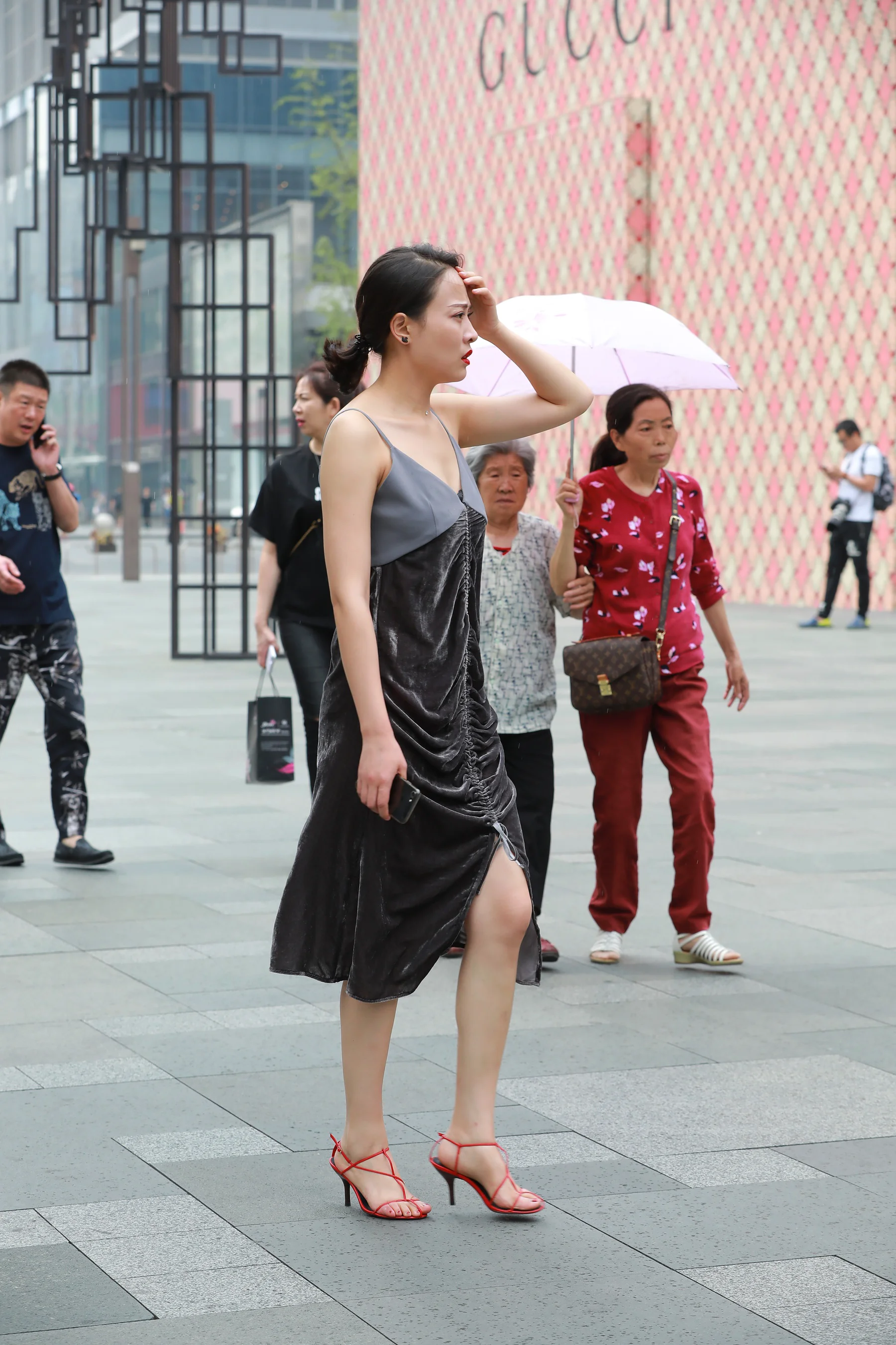 视觉冲击作品 – 红色的玫瑰 性感丰韵的女人 写真 - 爱照片
