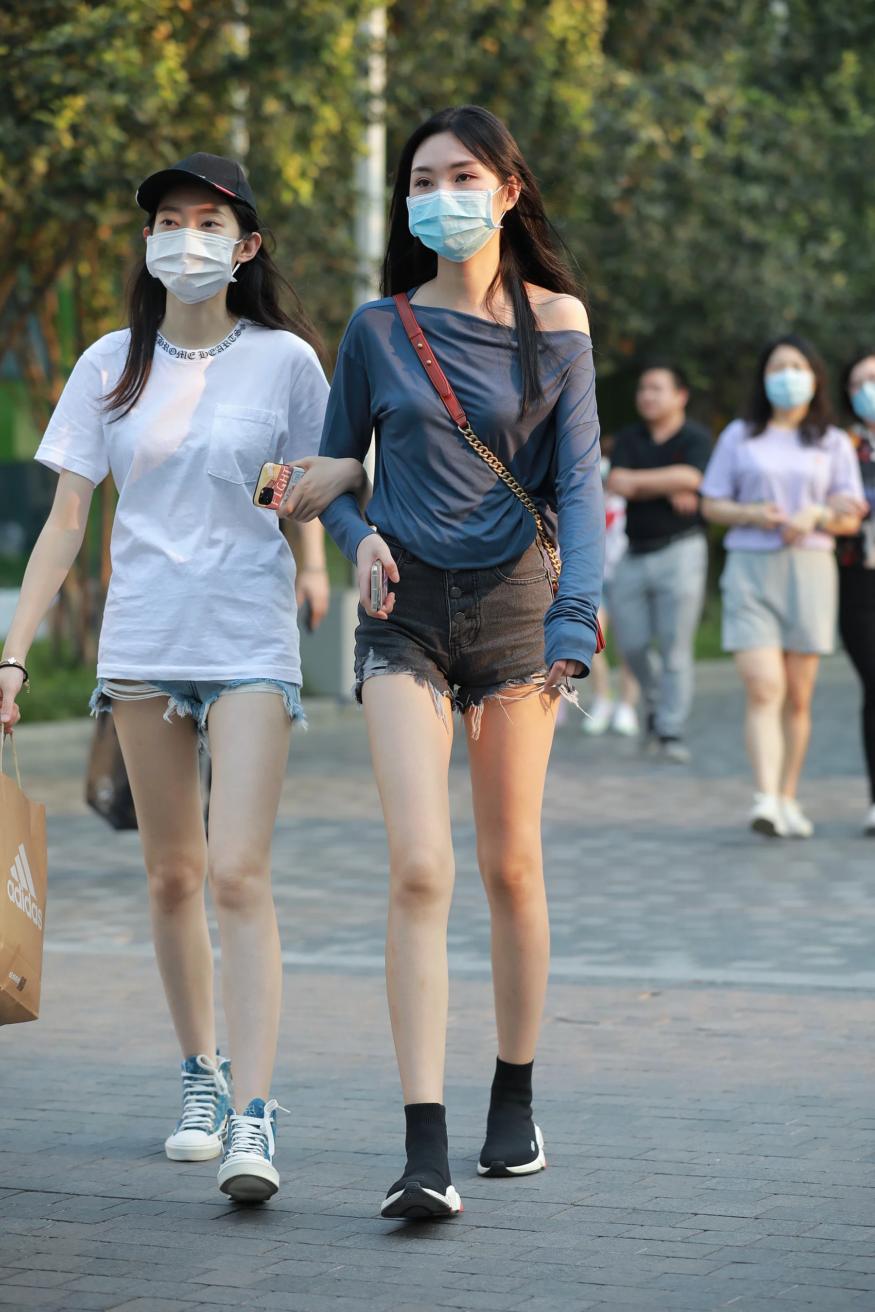 四九城嘎子街拍作品 – 热裤美腿闺蜜 写真 - 爱照片