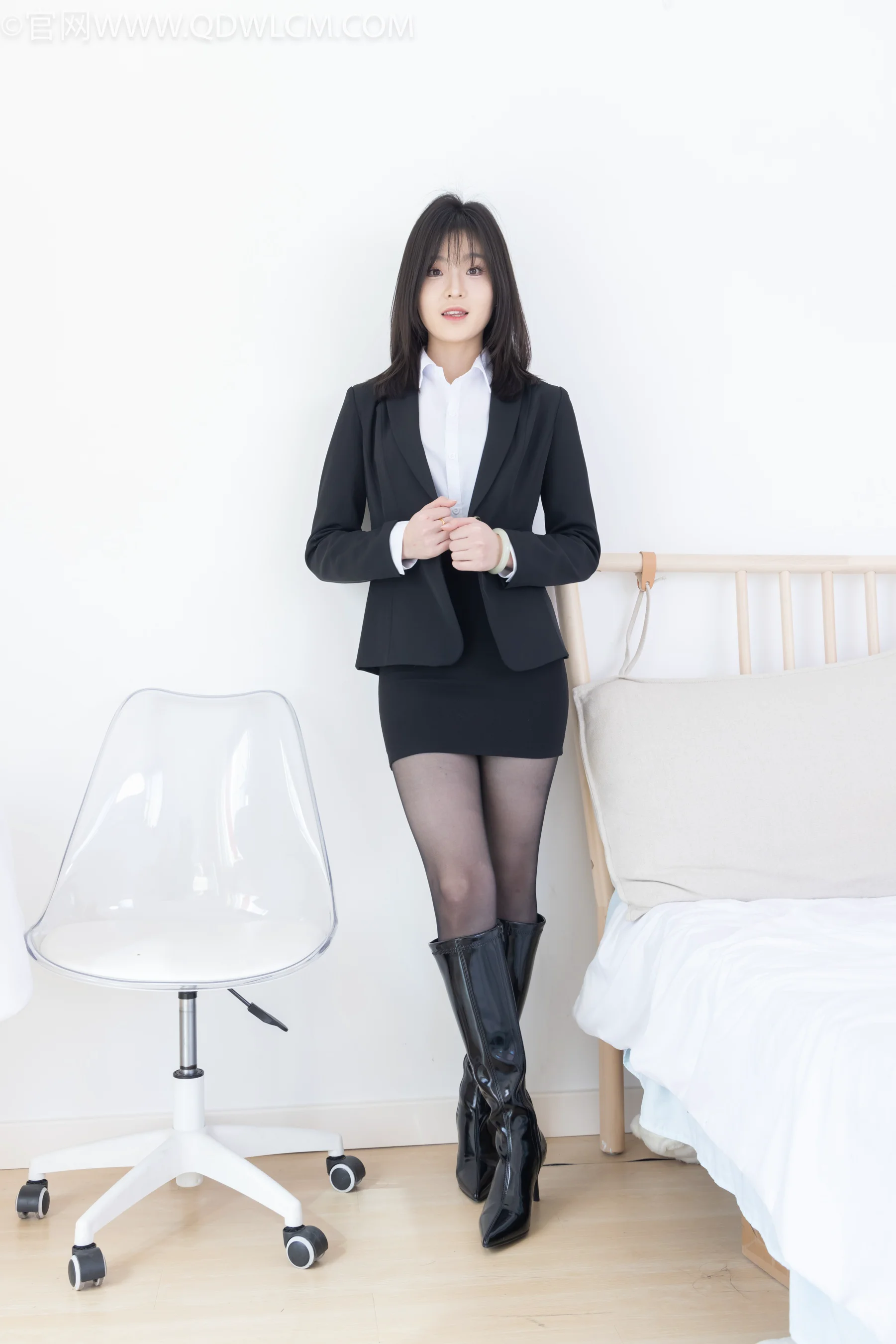物恋传媒 NO.2306 青柠-高跟长靴、薄黑丝（脚尖加固款）、ol制服 - 爱照片