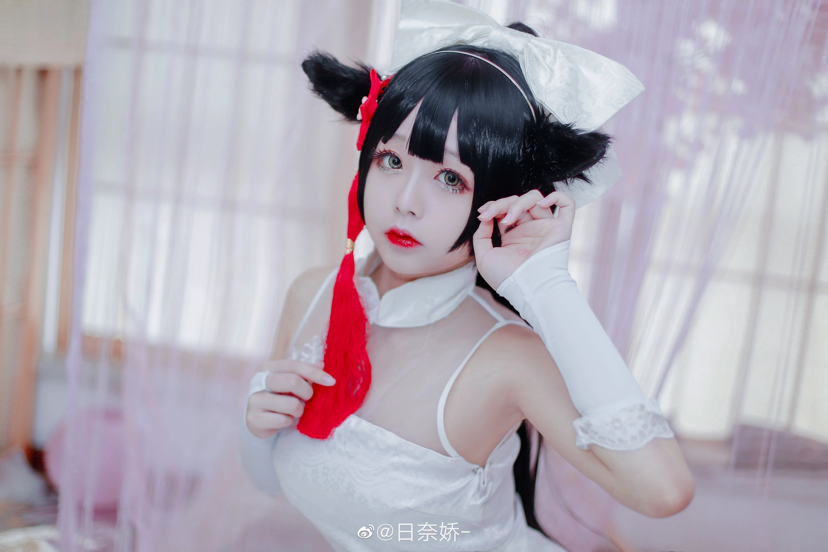 日奈娇 – 高雄獒红+白旗袍 写真套图 - 爱照片