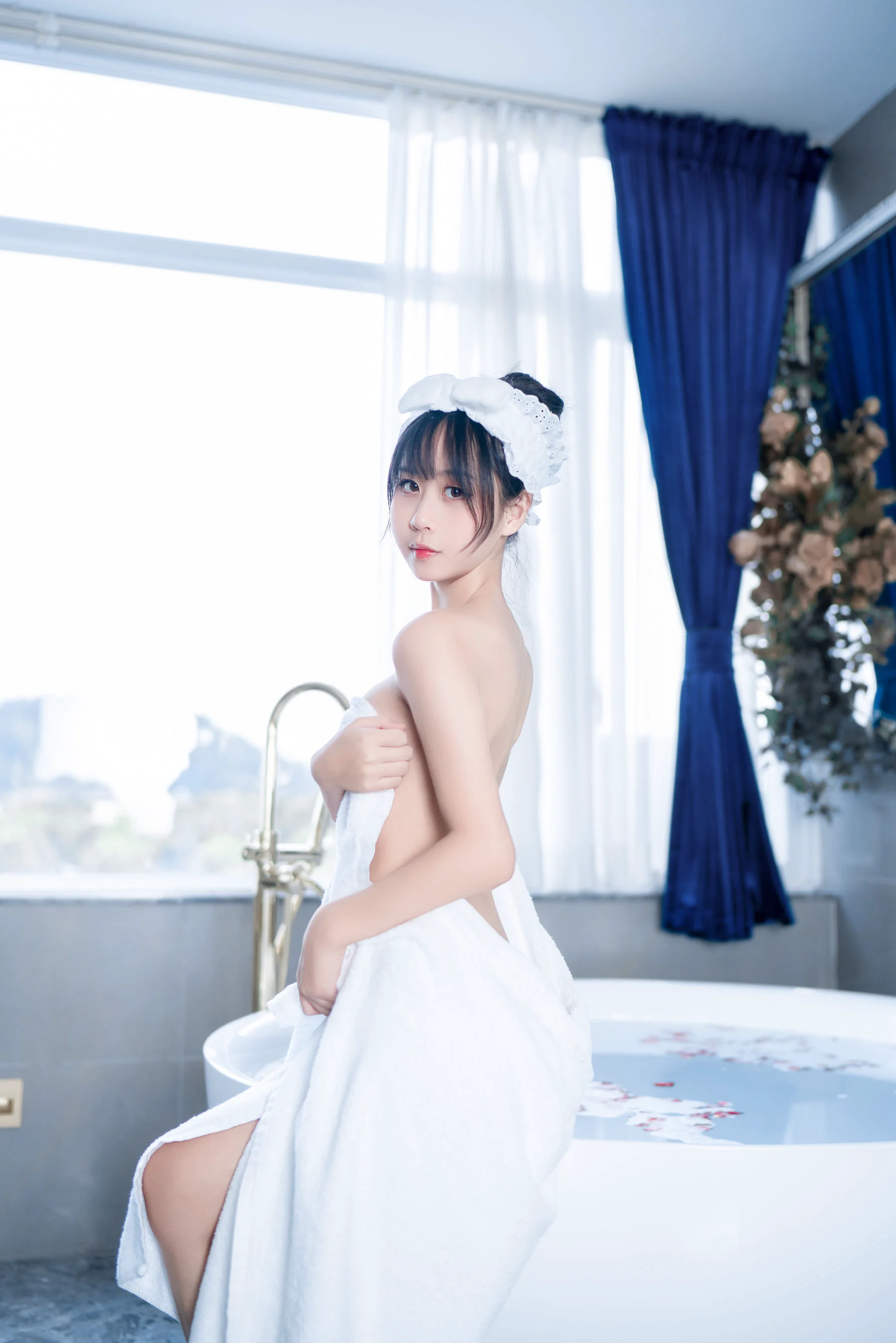 [COS福利] 阳光美少女萌芽儿o0 – 浴巾 - 爱照片