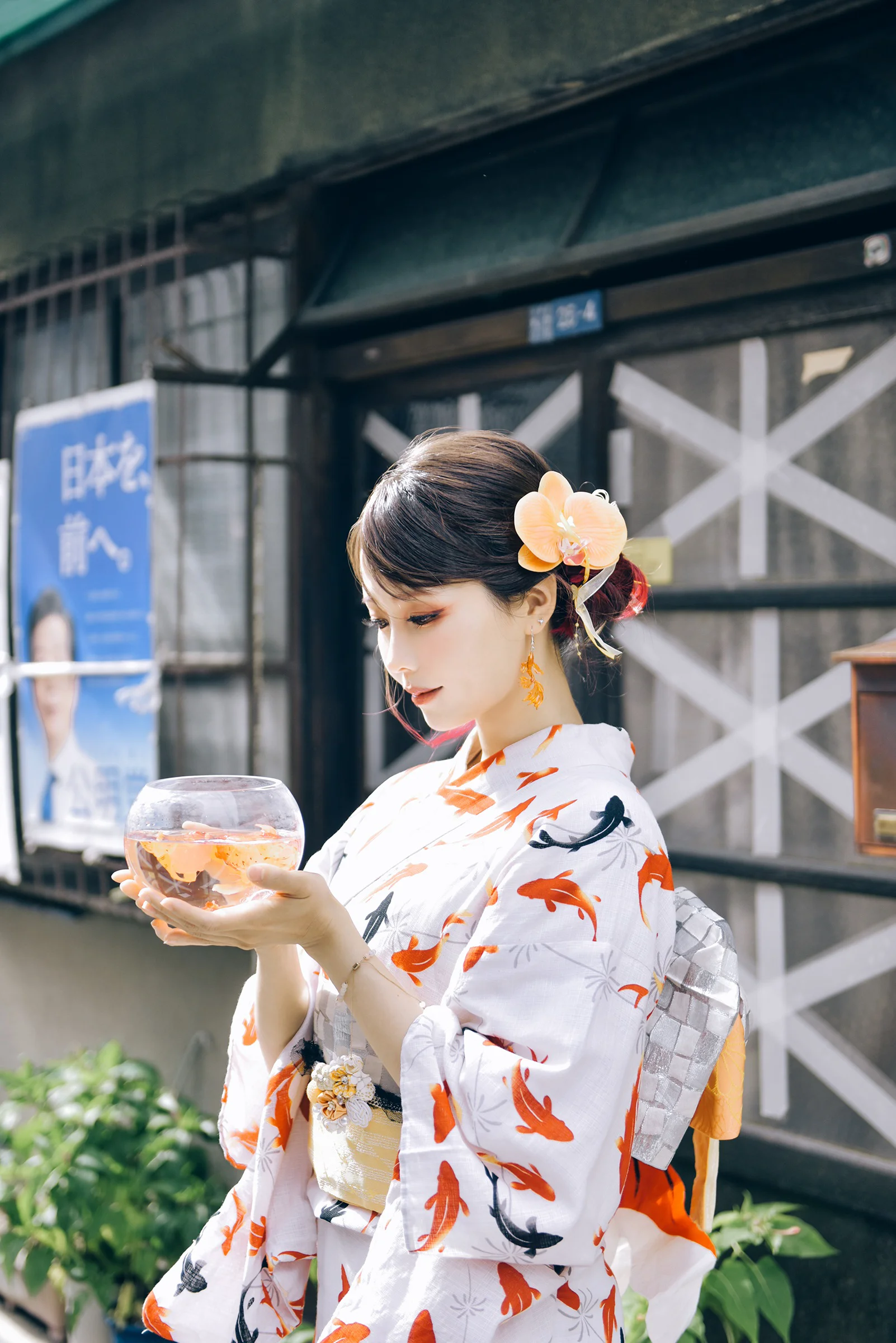 ElyEE子 – Goldfish Stroll 金魚散步 - 爱照片