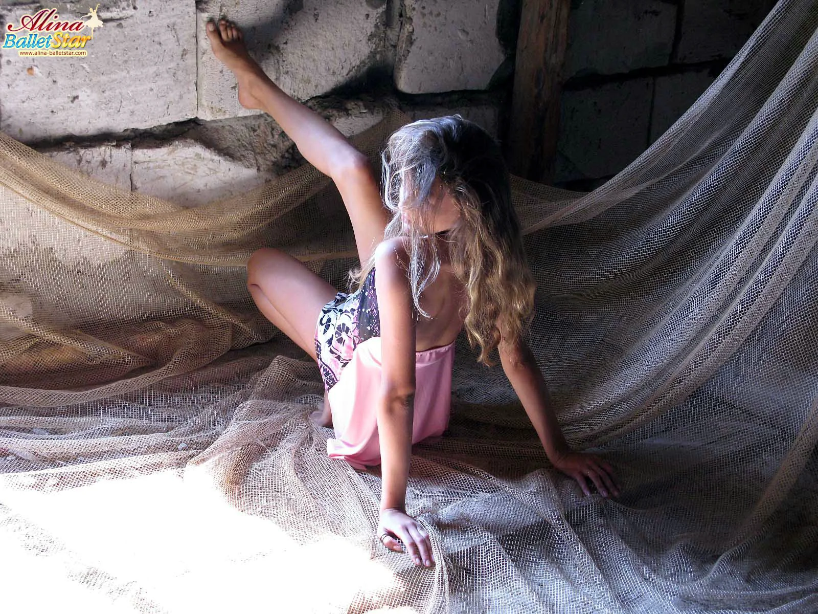 Alina Balletstar – Window - 爱照片