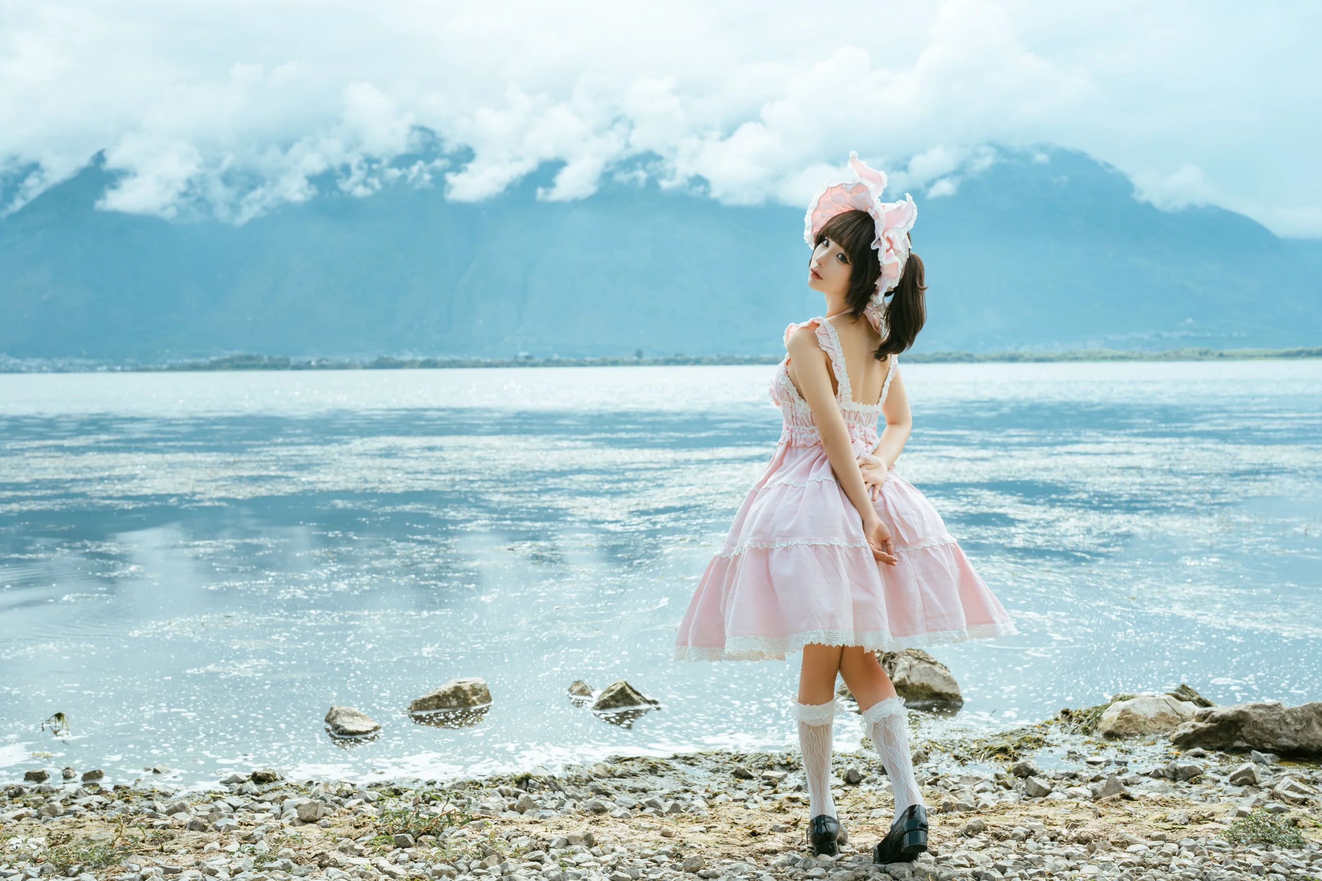 蠢沫沫 – 湖边的少女 - 爱照片