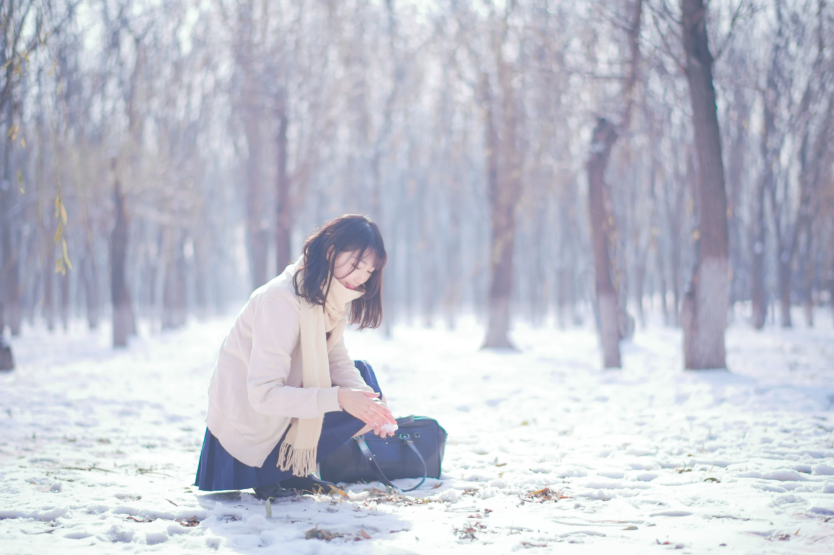 [网红COSER写真] 周叽是可爱兔兔 – 雪景JK 套图 - 爱照片
