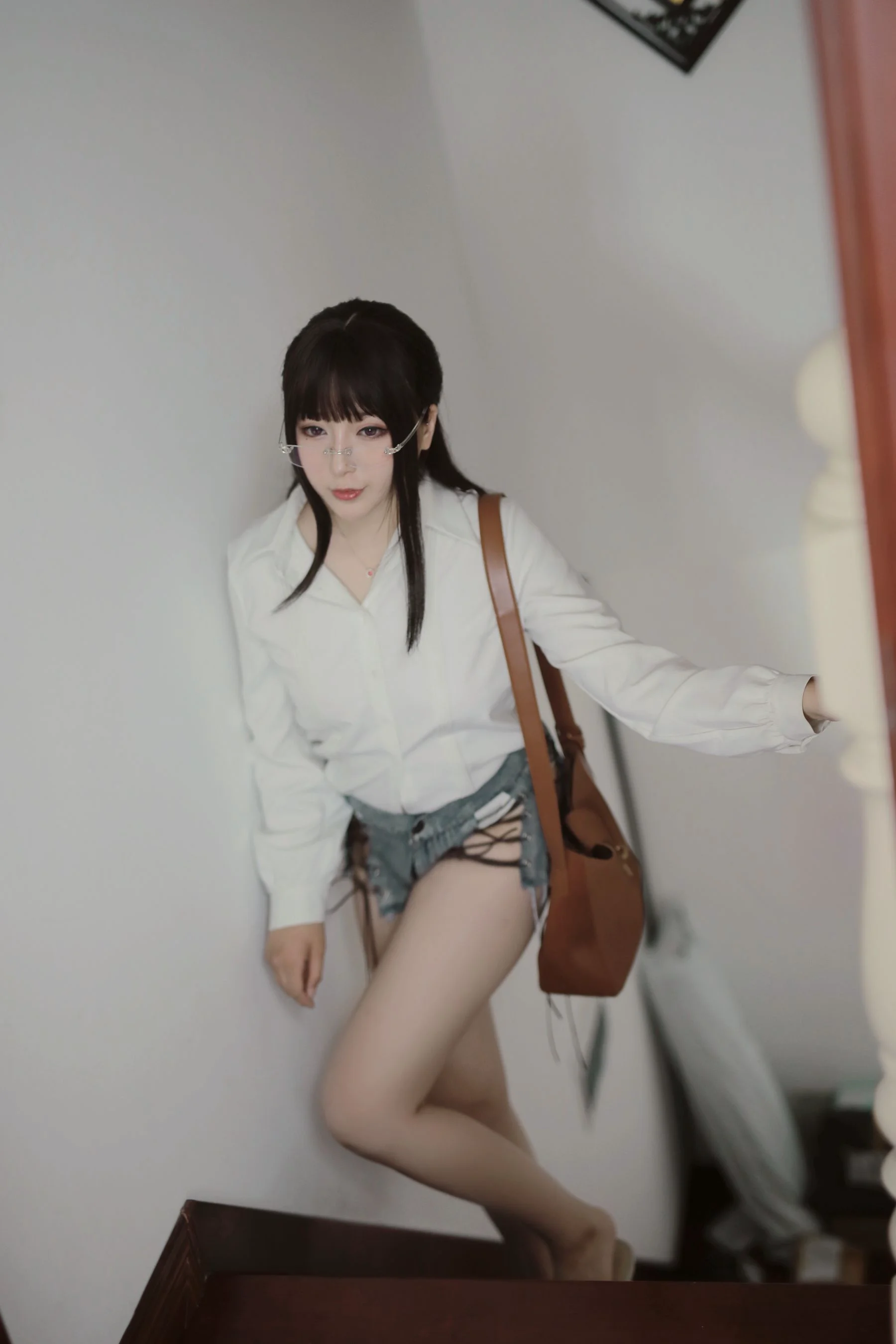 [COS福利] 小容仔咕咕咕 – 创口贴OL 写真套图 - 爱照片