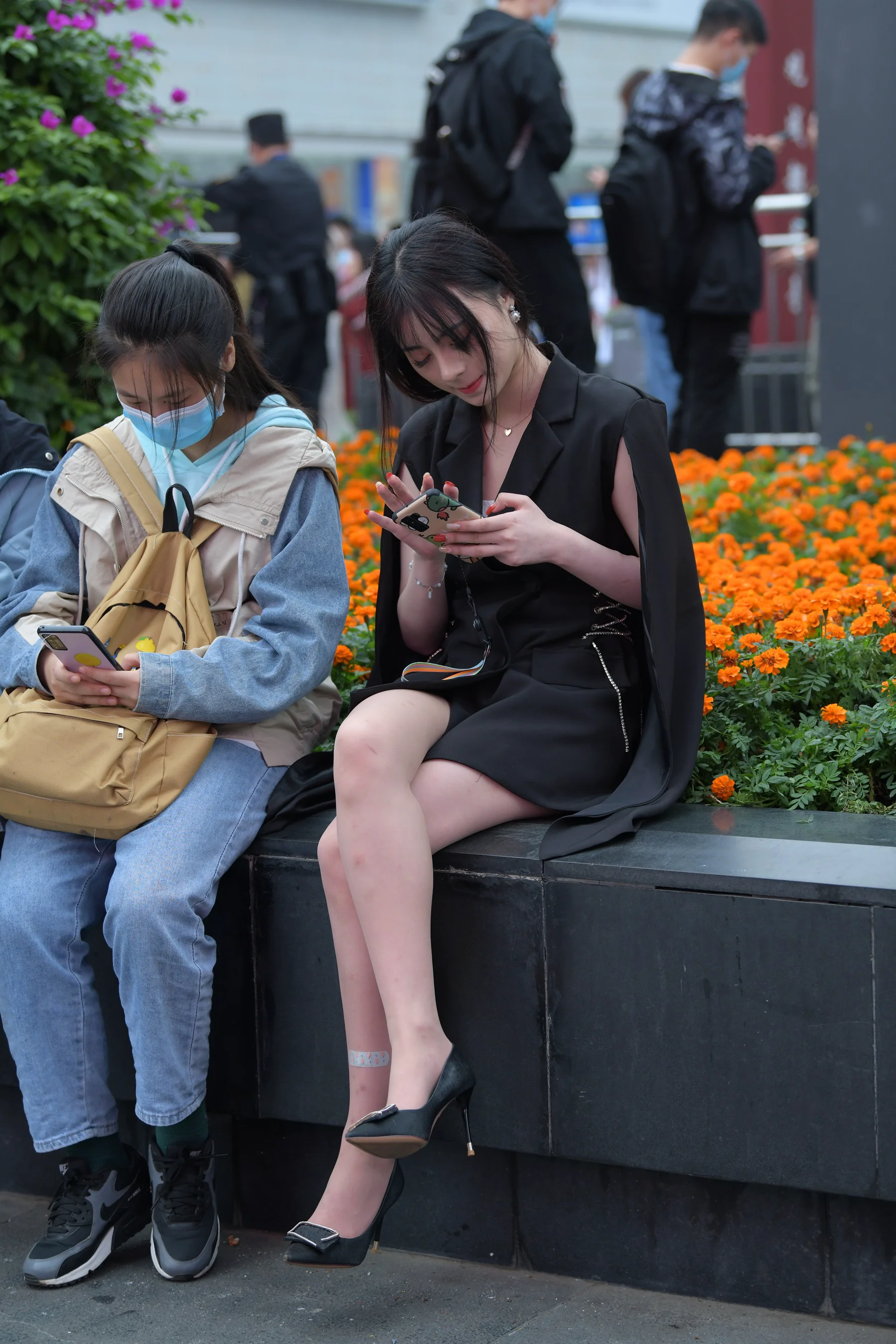 摄神街拍作品 – 步行街中的美腿薄丝美女 写真 - 爱照片