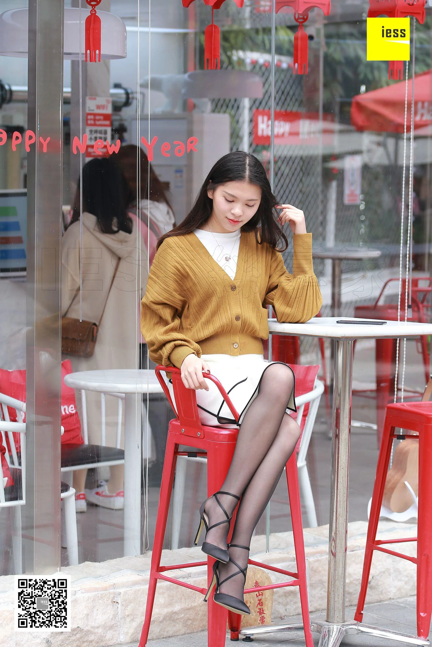 七七 《独自等人的黑丝美女》[异思趣向IESS] 丝享家285 写真集 - 爱照片