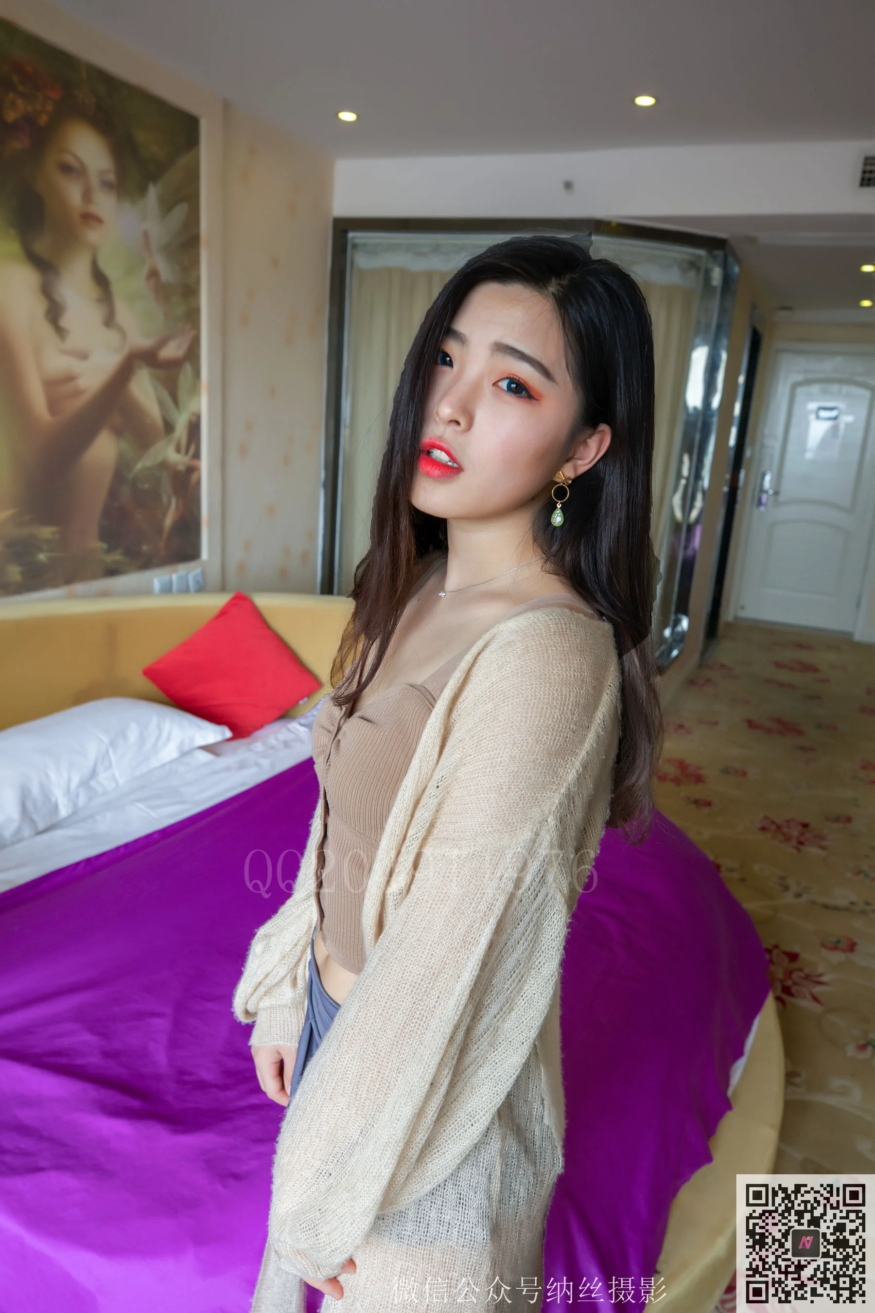 帆帆《情趣圆床上的肉丝美腿》 [纳丝摄影] 写真集 - 爱照片