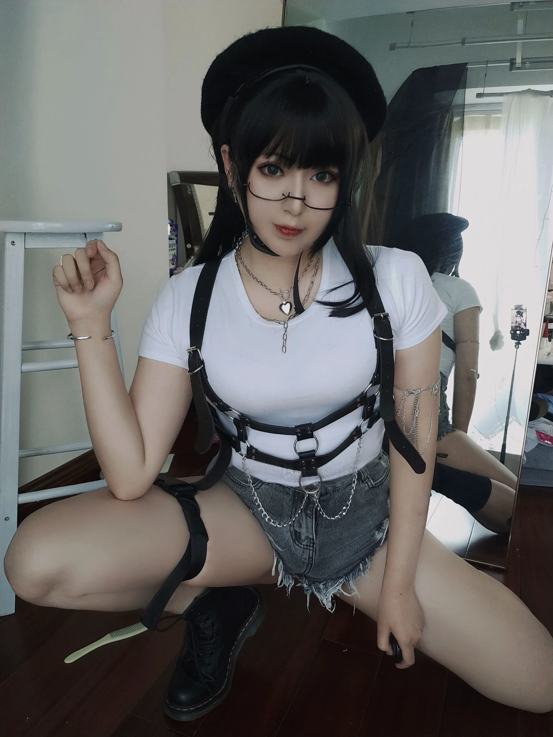 [COS福利] 小容仔咕咕咕 – 白T 写真套图 - 爱照片