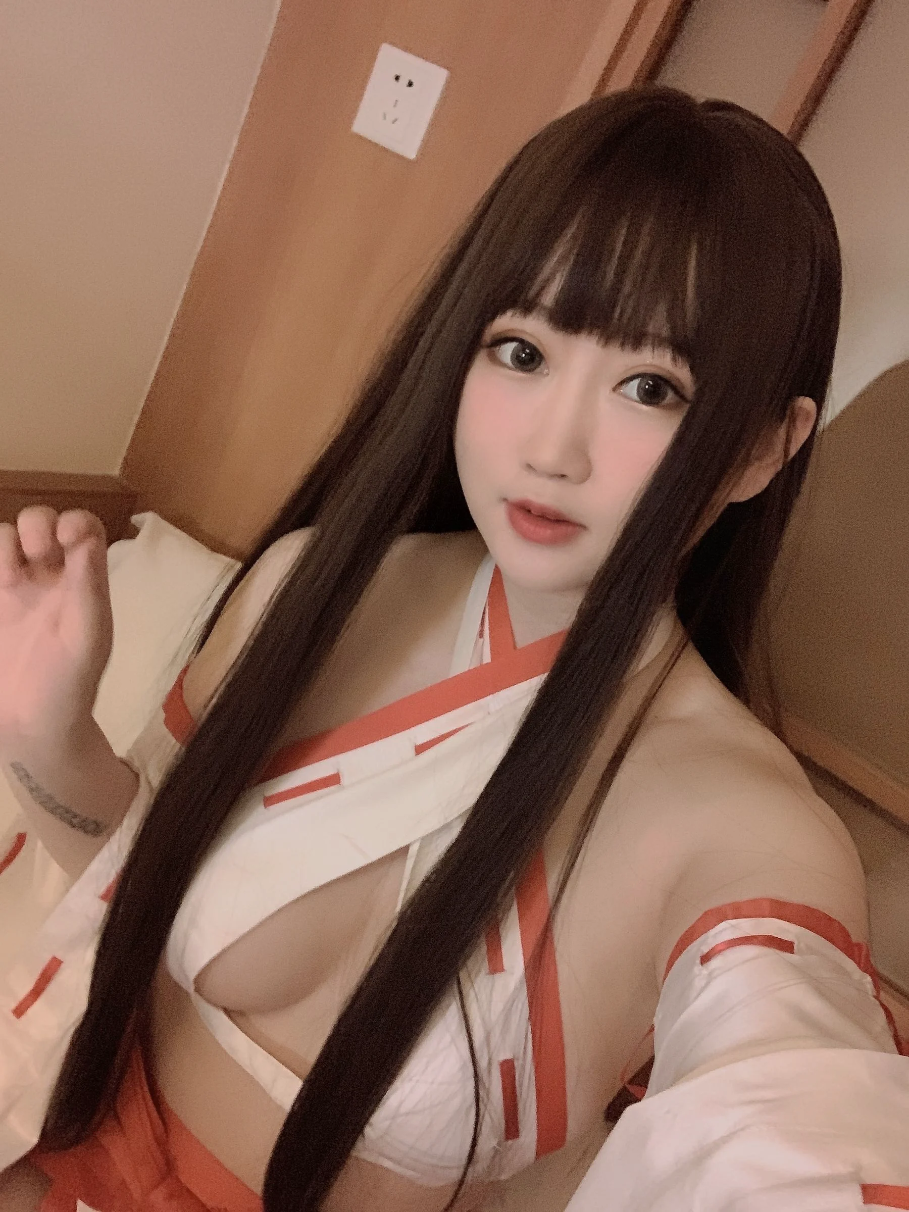 [COS福利] 蜜桃少女是依酱呀 – 女巫 - 爱照片
