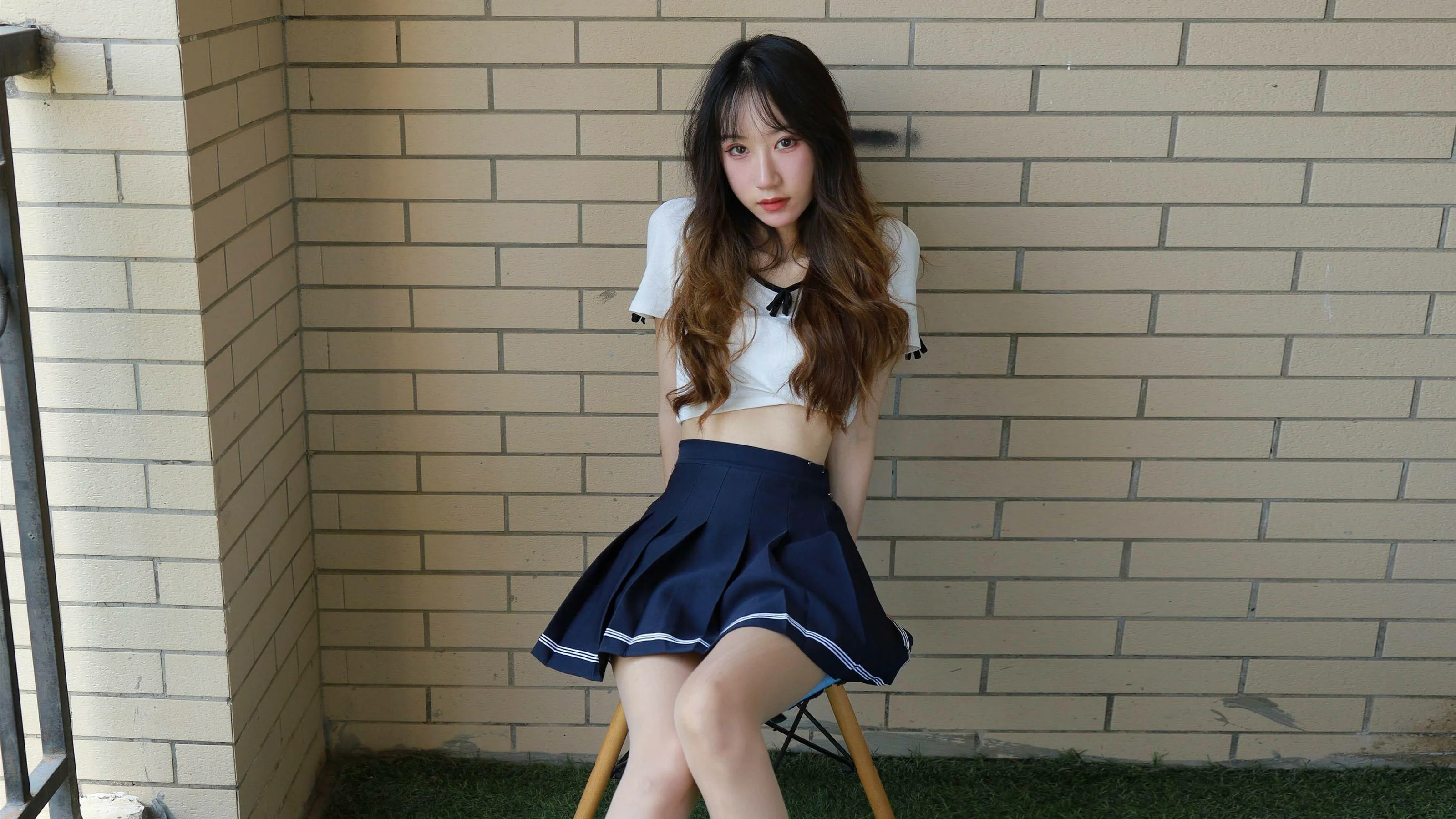 [IESS异思趣向] 丝享家 823：怡怡《长腿少女 新人报道》 丝袜美腿套图 - 爱照片