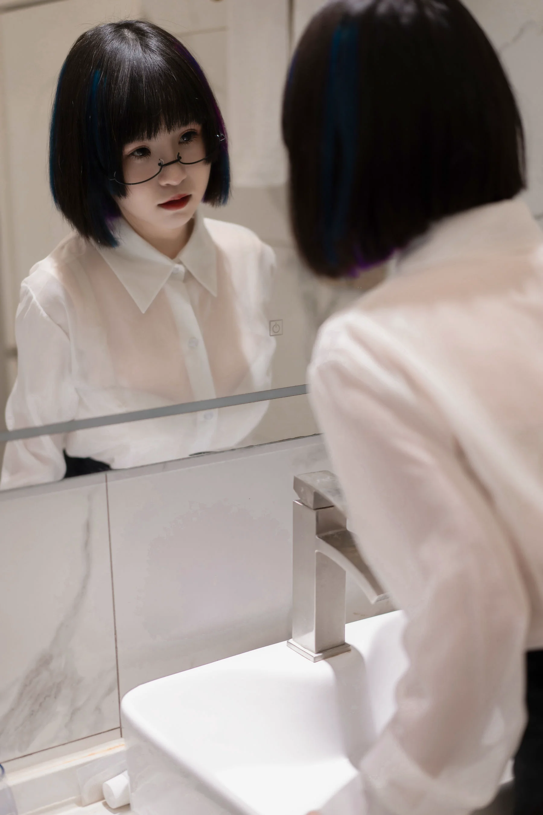 [网红COSER写真] 美少女晕崽 – 迷情小秘 套图 - 爱照片