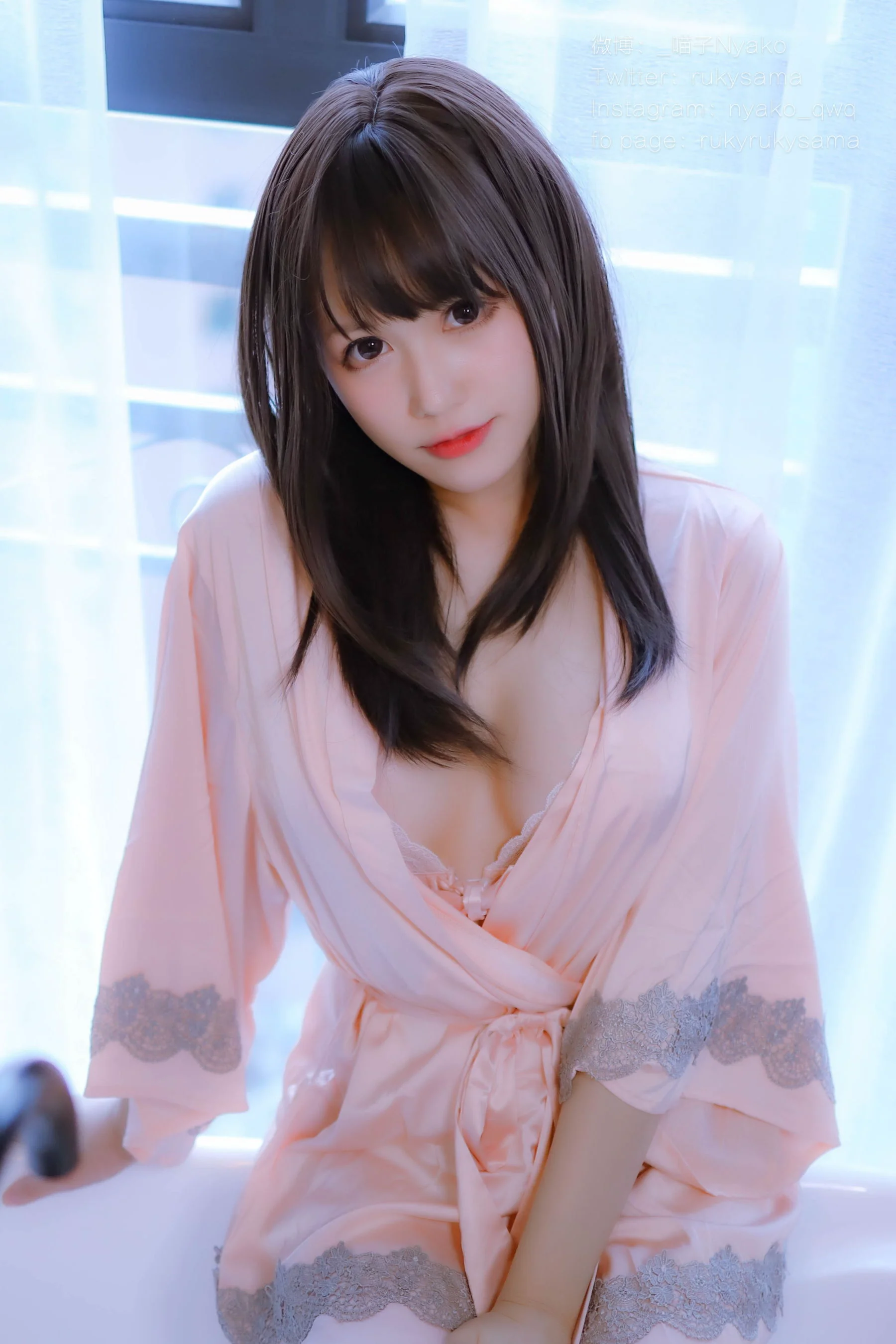 萌妹子Nyako喵子 – 妄想彼女との同棲生活 之 粉嫩丝绸睡衣 套图 - 爱照片
