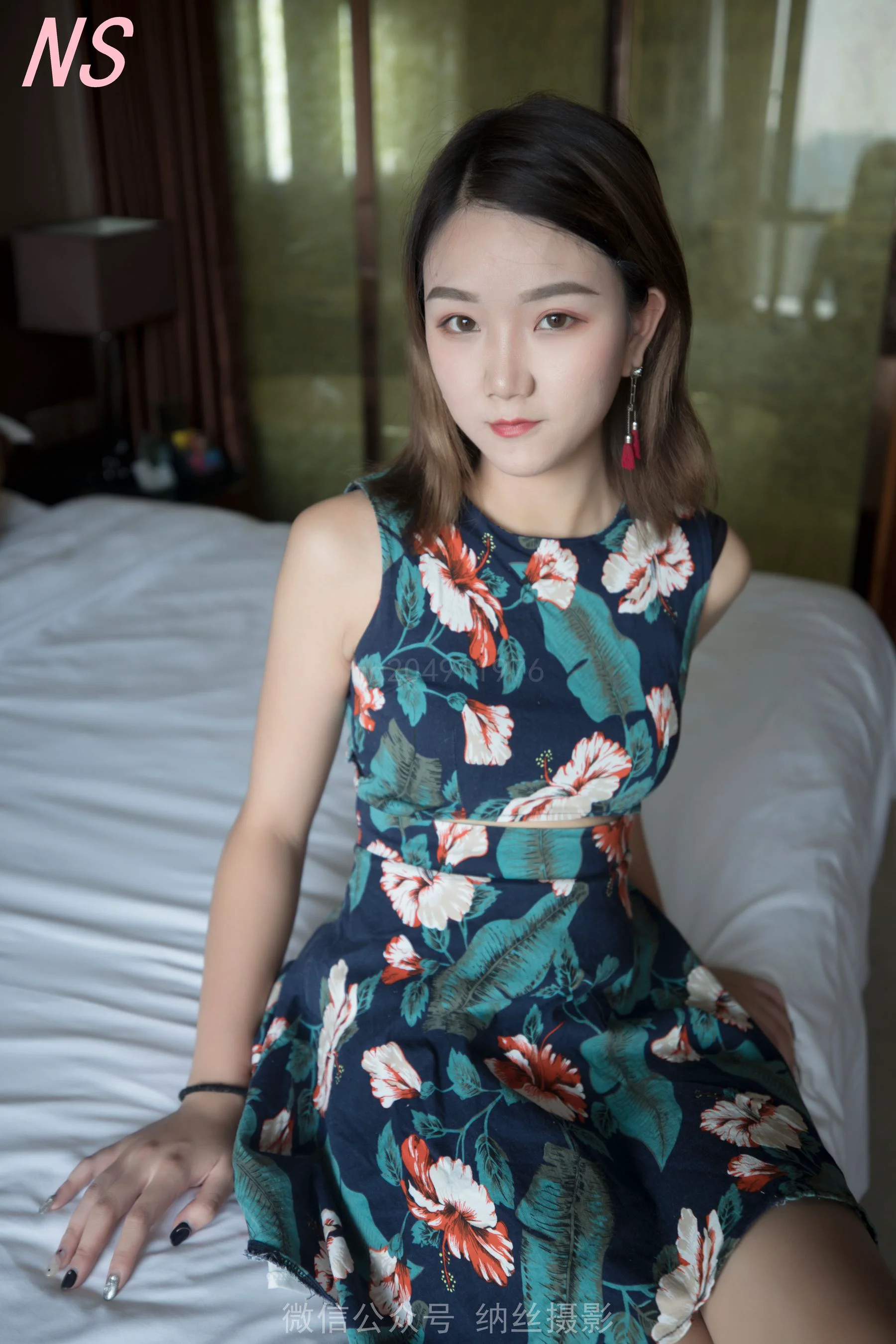 依依《超美腿无缝丝袜嫩脚》 [纳丝摄影] 写真集 - 爱照片