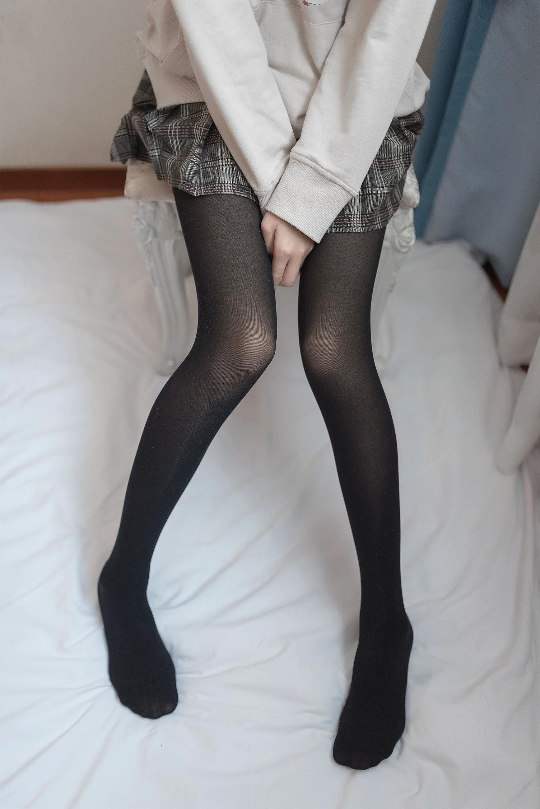 动漫博主九曲Jean 《窗帘后的朦胧》 写真集 - 爱照片