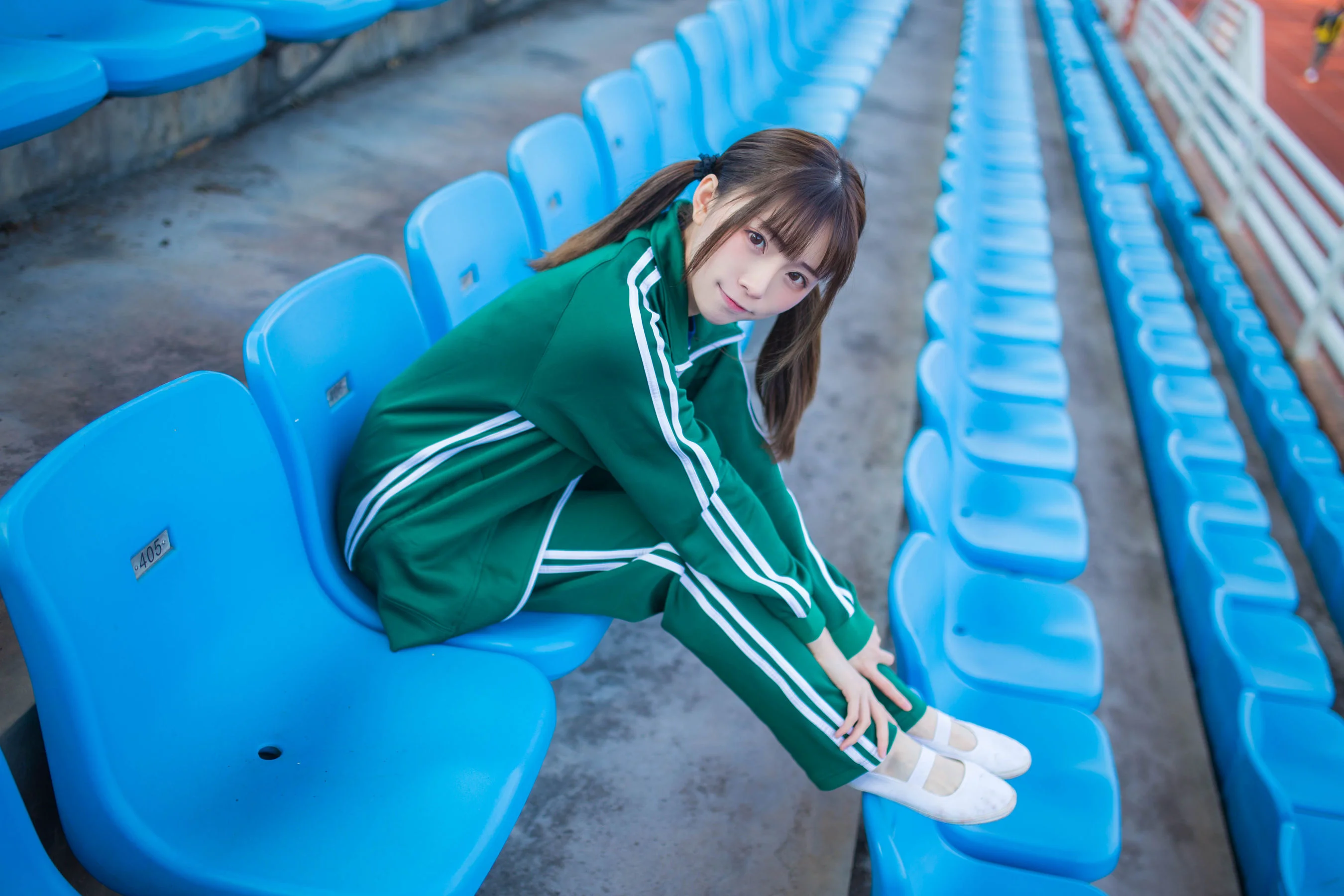 动漫博主Kitaro_绮太郎 《绿色运动服女孩》 写真集 - 爱照片
