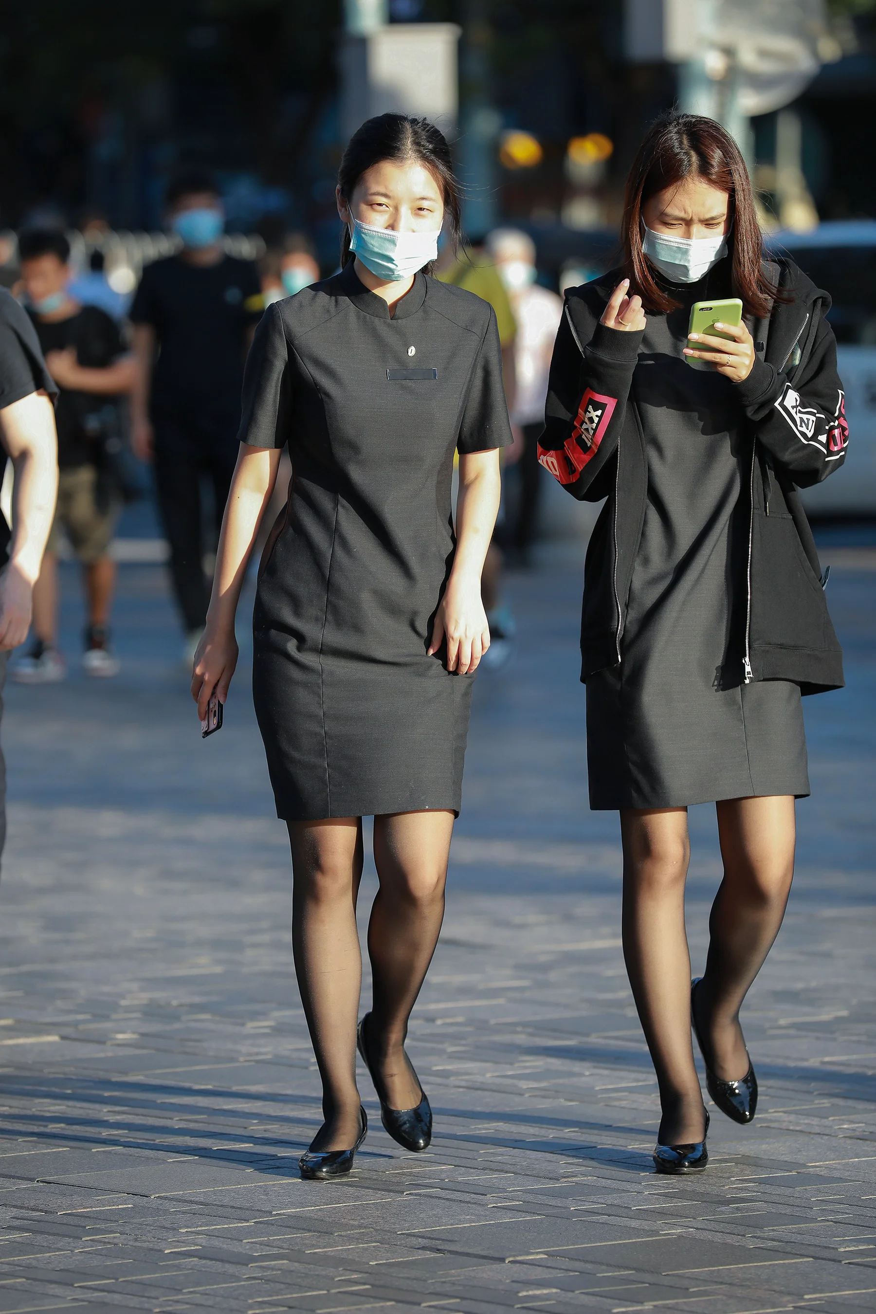 四九城嘎子街拍作品 – 阳光下的黑丝店员 写真 - 爱照片