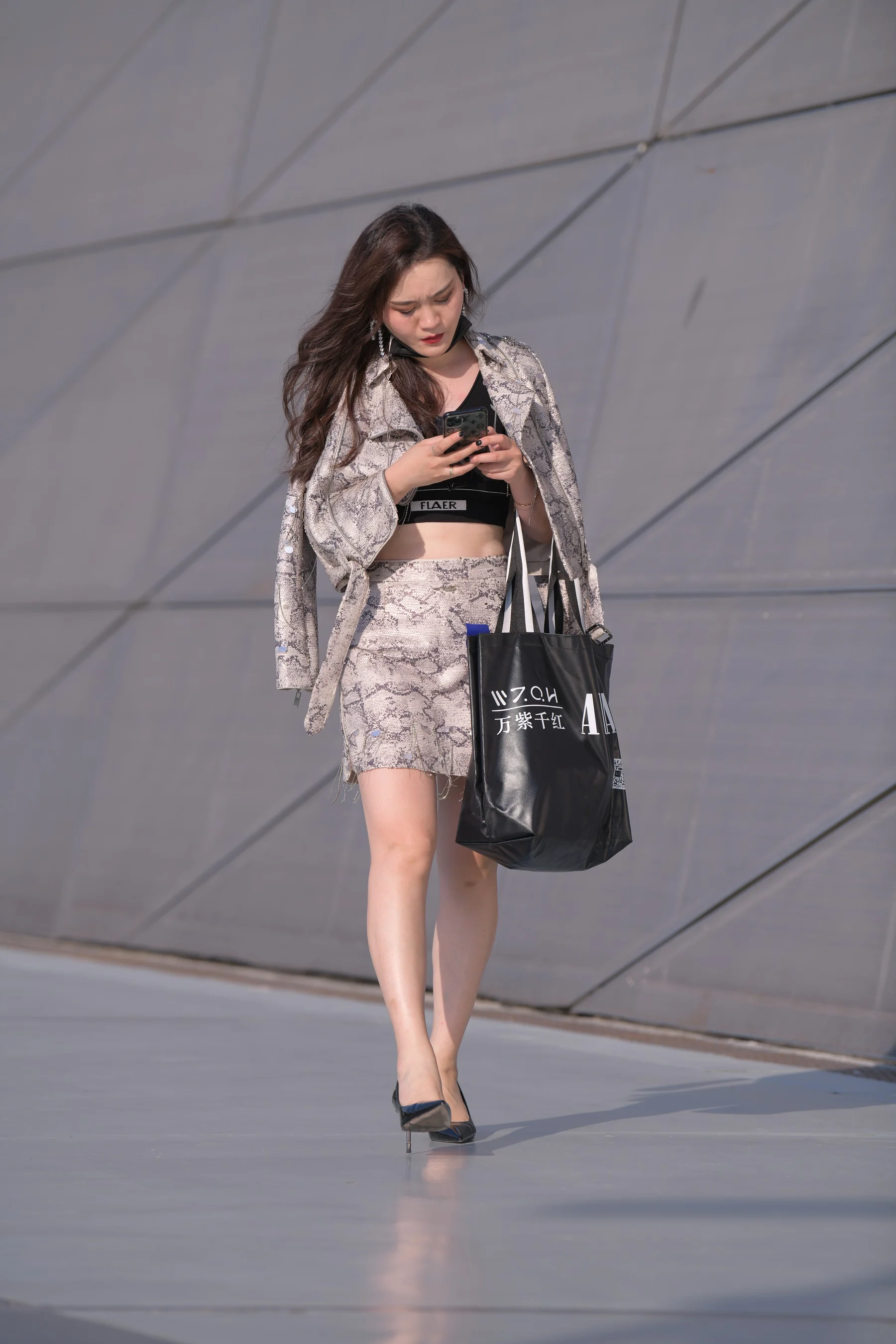 精选街拍 – 白嫩的美腿高跟美女 - 爱照片