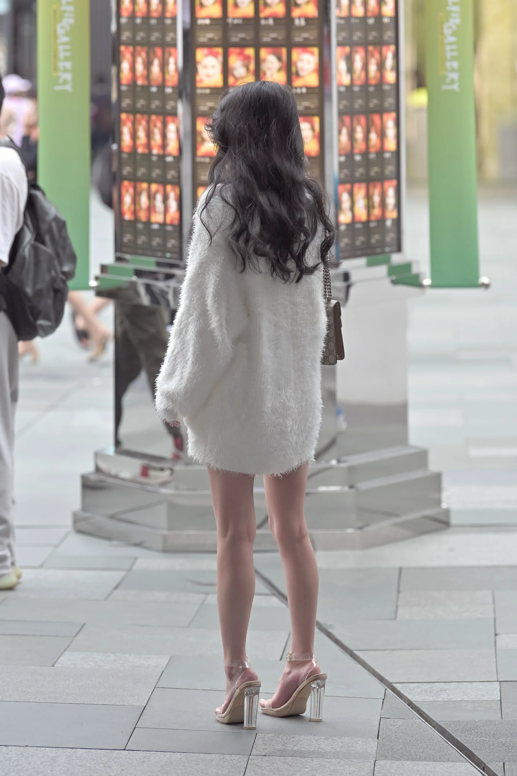 摄霸街拍作品 – 好白的高跟美腿 写真 - 爱照片