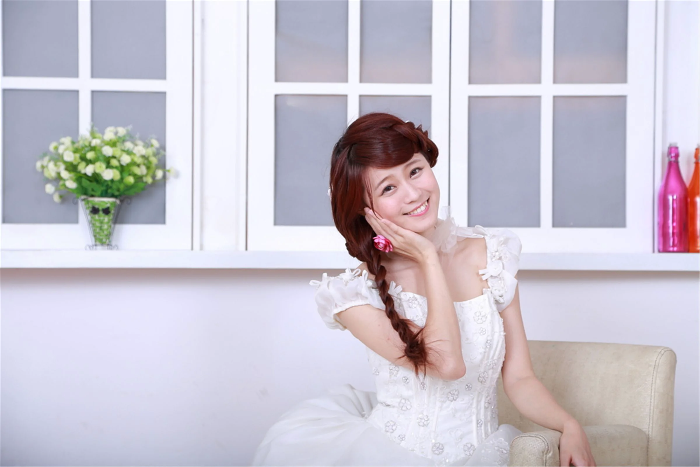 台湾清纯妹子白白/李依璇《机电系女孩婚纱棚拍》写真集 - 爱照片