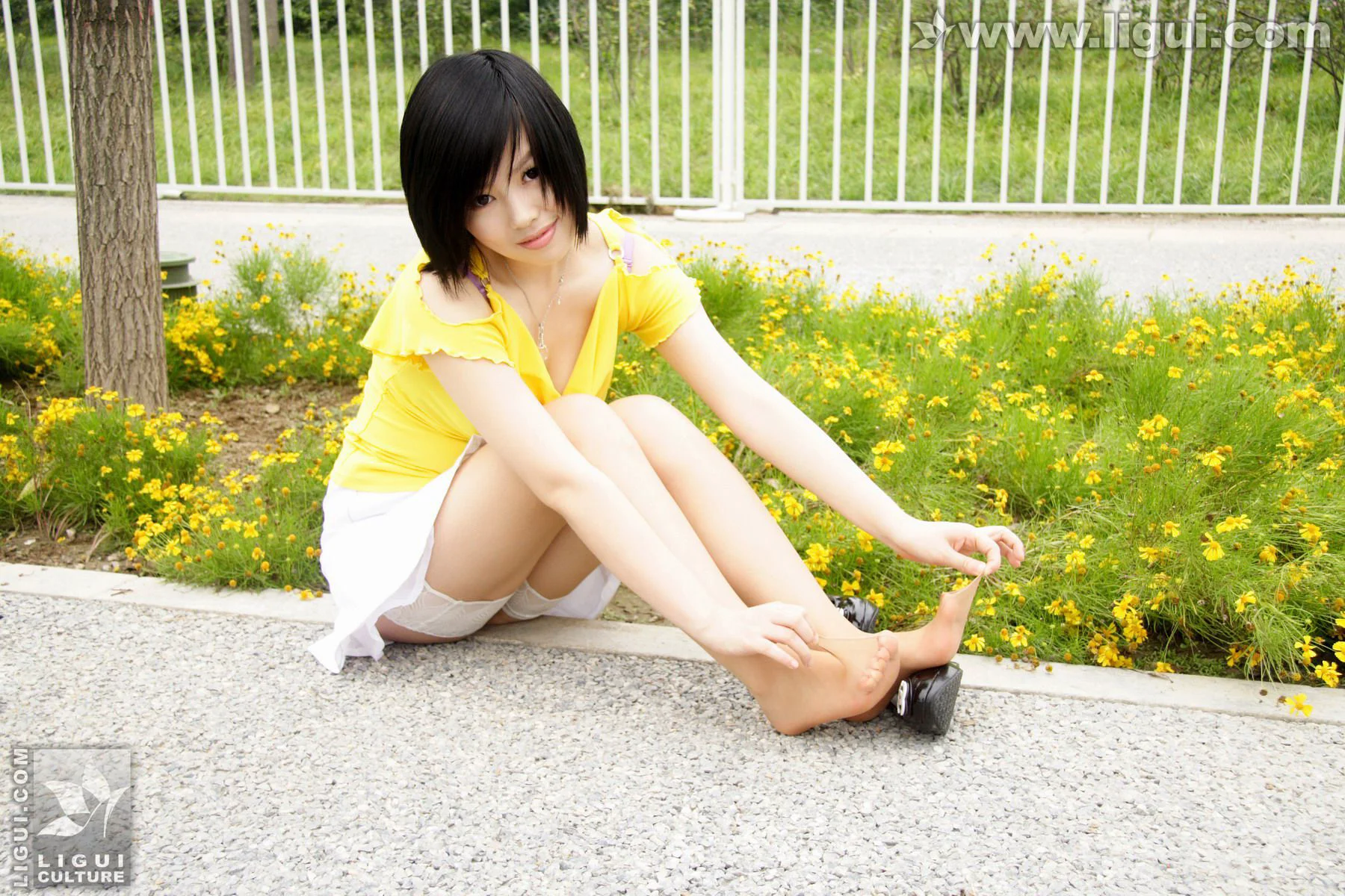 Model 幕子《草地上展现多姿美腿》 [丽柜LiGui] 丝足写真图片 - 爱照片