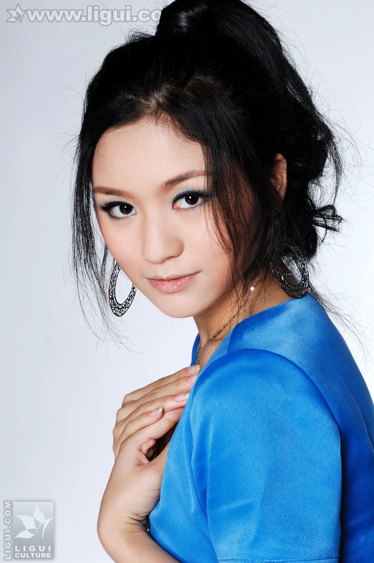 Model 英子《完美气质，蓝色诱惑》 [丽柜LiGui] 美腿玉足写真图片 - 爱照片