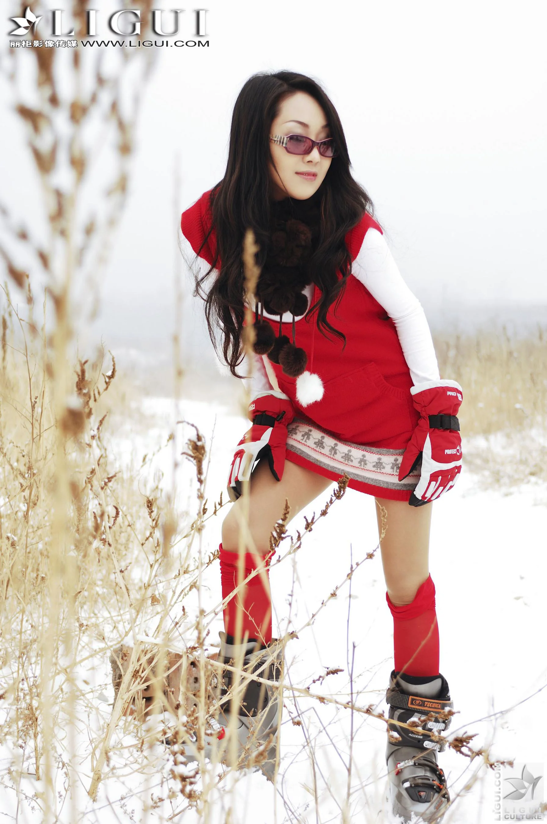Model 琳达《雪地女郎丝足秀》上下合集 [丽柜LiGui] 美腿玉足写真图片 - 爱照片