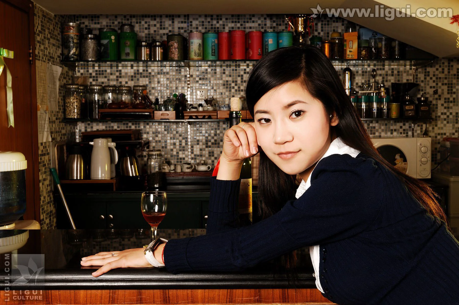Model 卡鲁鲁《卖酒小姐吧台向客人献媚》 [丽柜LiGui] 美腿玉足写真图片 - 爱照片