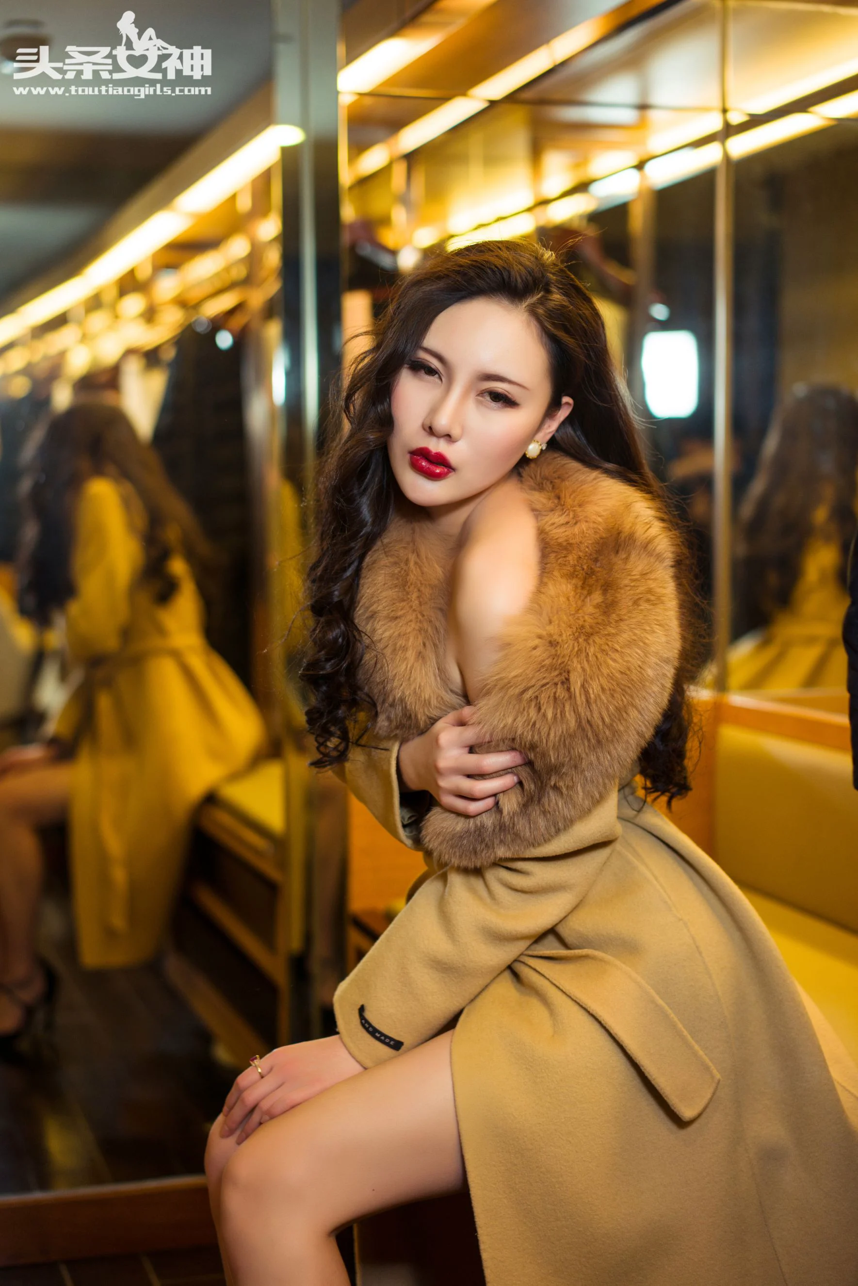 米娅《妖冶美艳OL》 [头条女神] 写真集 - 爱照片