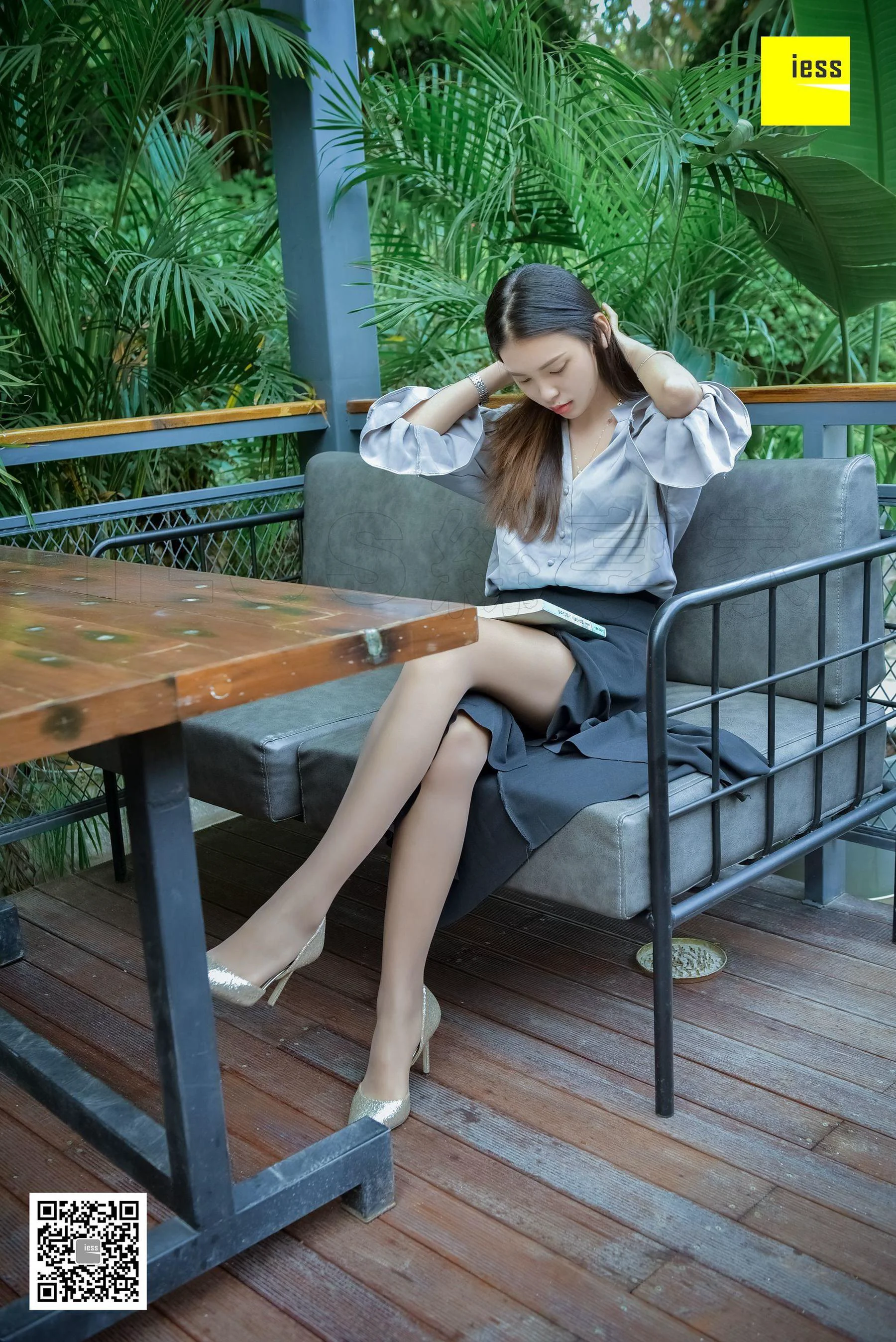 丝享家150 七七 《正在看书的棕丝美女》[IESS异思趣向] 写真集 - 爱照片