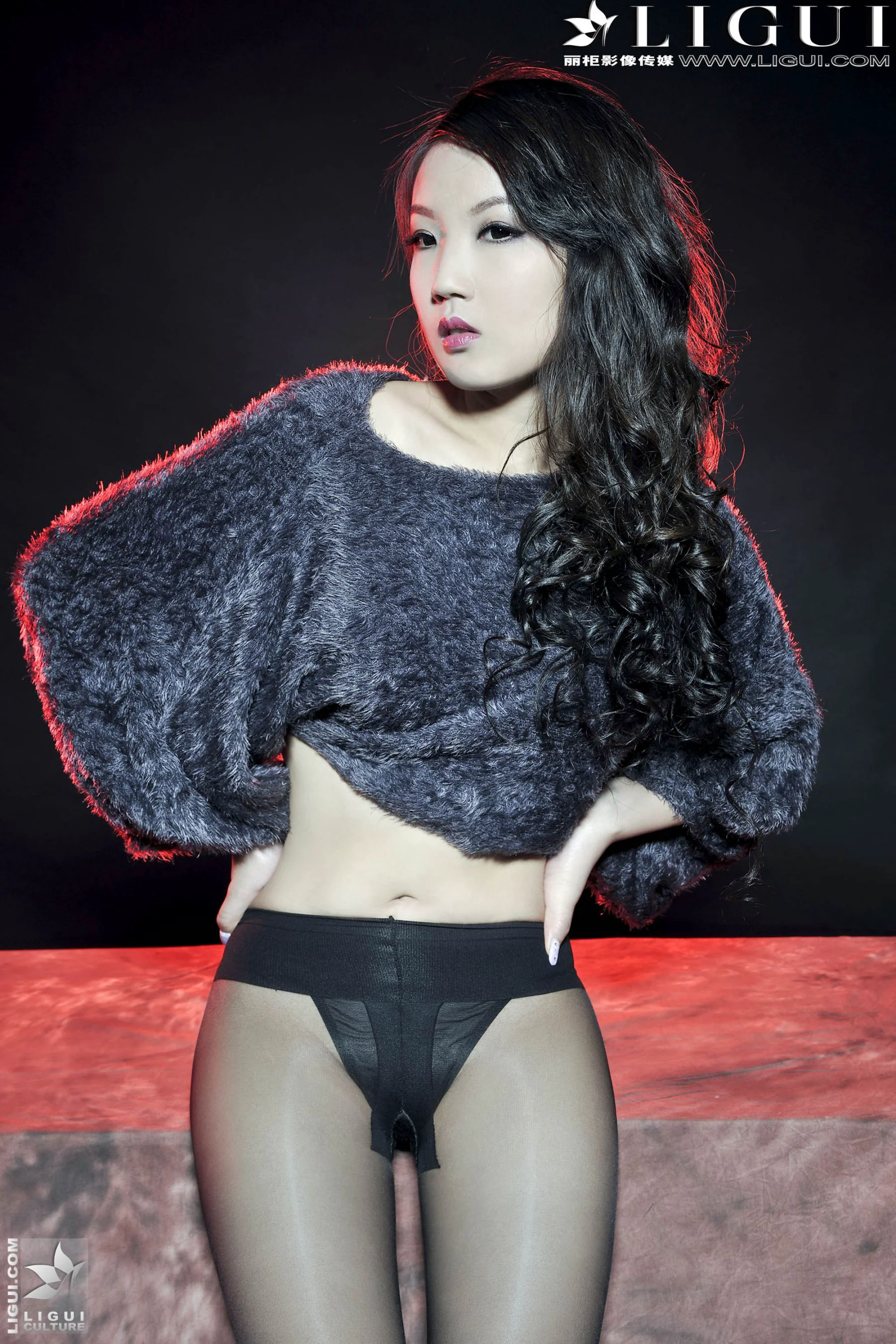 Model 司琪《皮草黑丝女郎》 [丽柜LiGui] 美腿玉足写真图片 - 爱照片