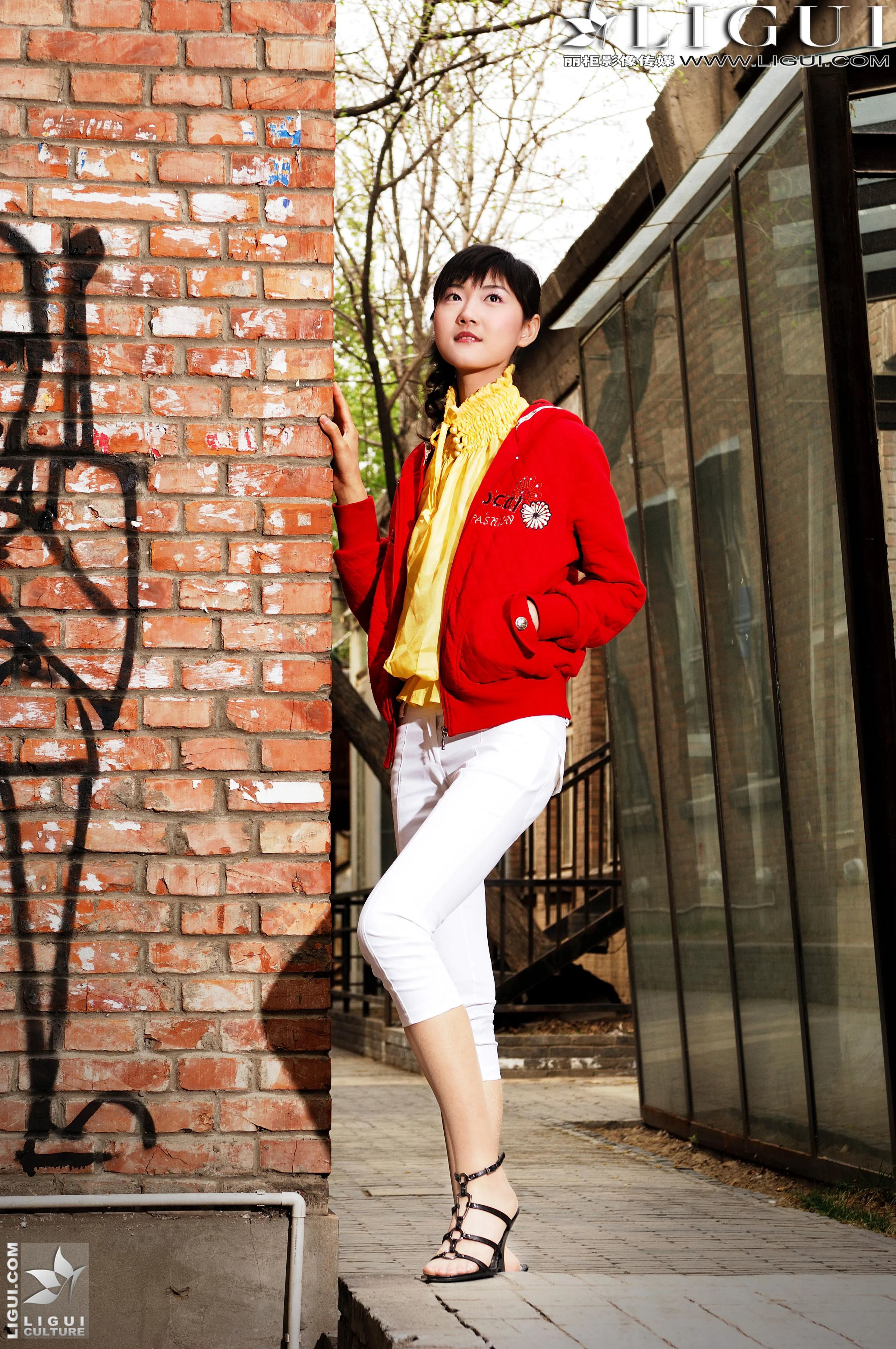 [丽柜贵足LiGui] Model 婷婷《街拍高跟系列》美腿丝足写真图片 - 爱照片