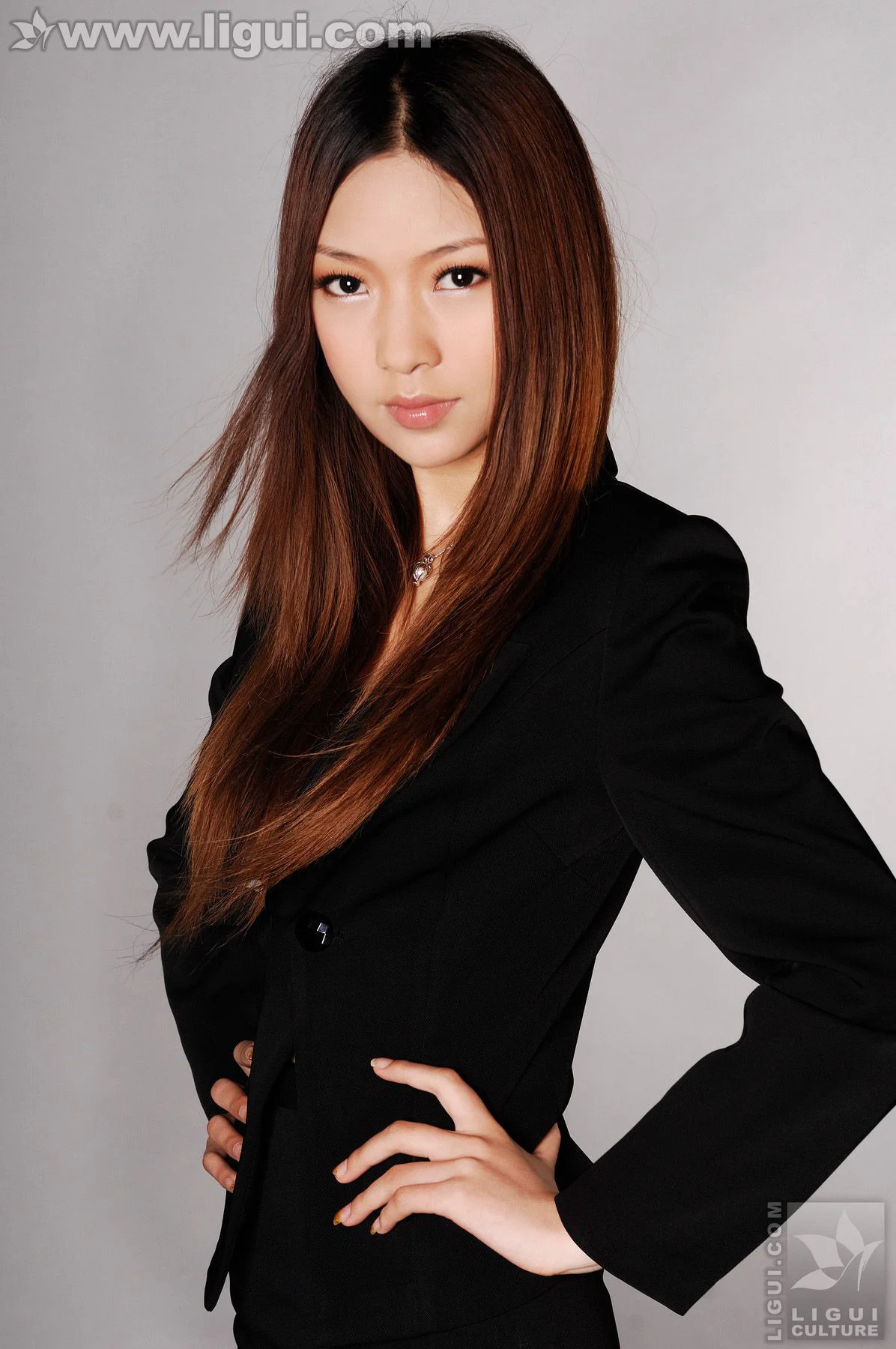 Model 文欣《职业美女诱惑下高贵姿态》 [丽柜LiGui] 美腿玉足写真图片 - 爱照片