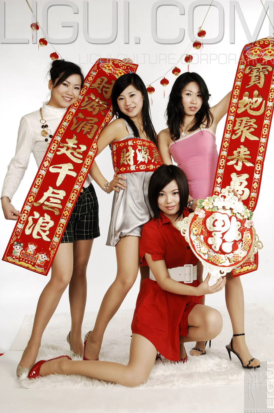 [丽柜LiGui] Model 卡鲁鲁＆慕子＆海伦＆由美《鼠年大吉》丝足写真图片 - 爱照片