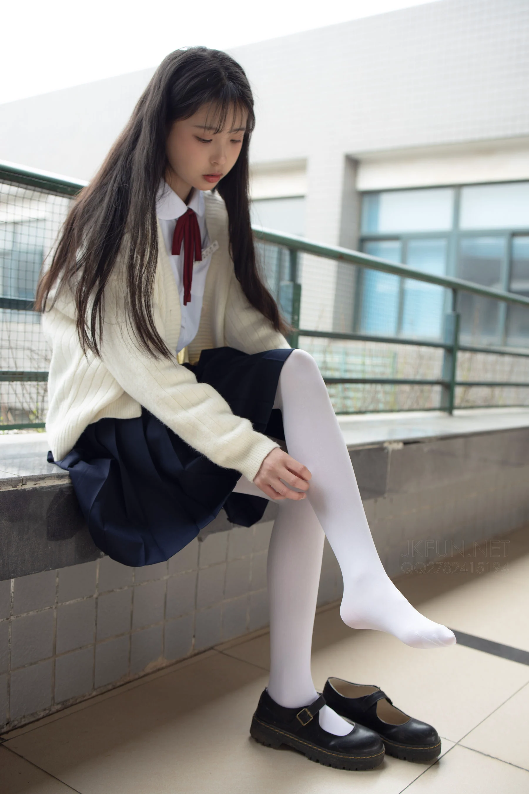 甜米《纯纯的白丝学妹》 [森萝财团] JKFUN-001 萝莉丝袜写真集 - 爱照片