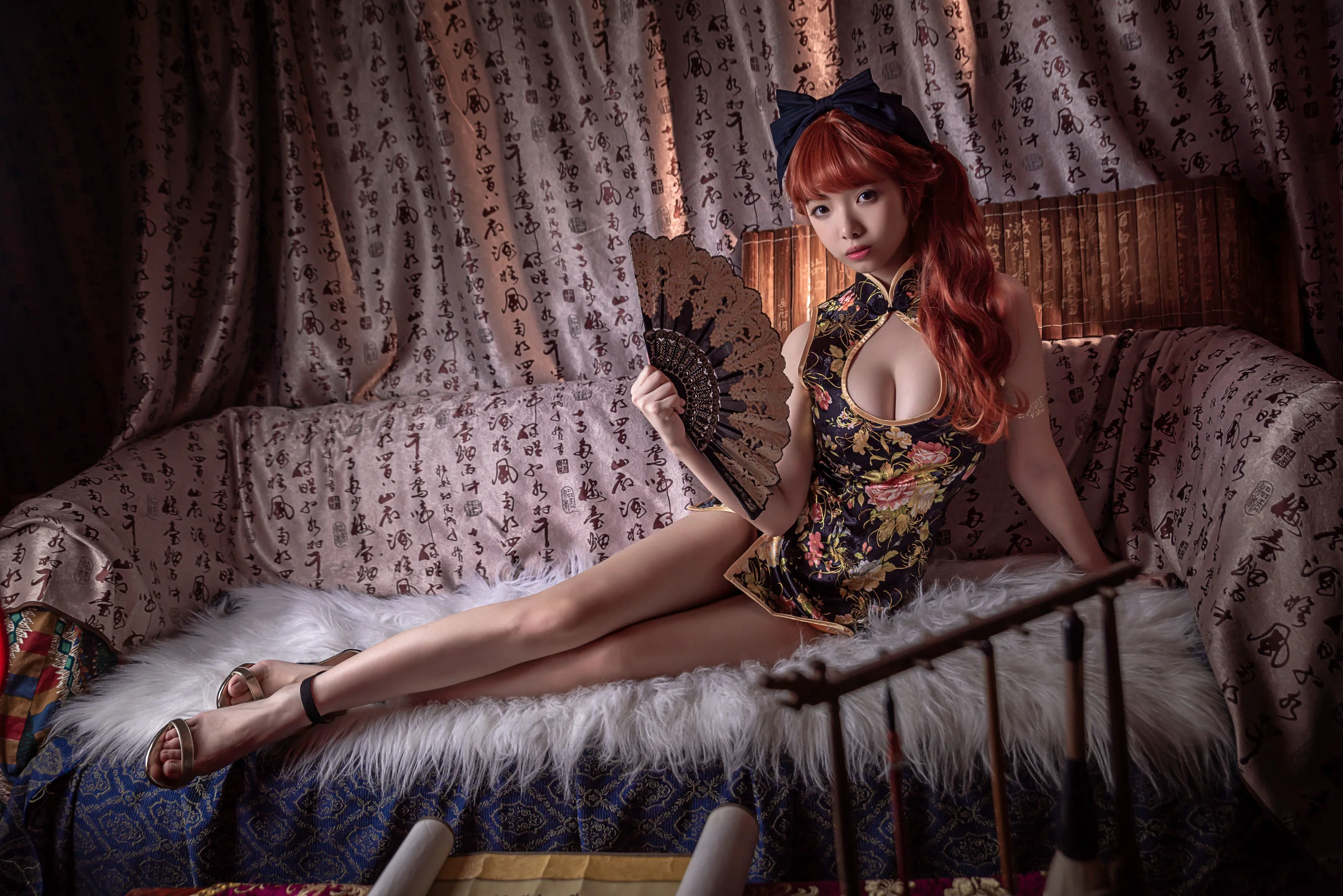 雯妹 《低胸裸足》 [萝莉COS] 写真集 - 爱照片