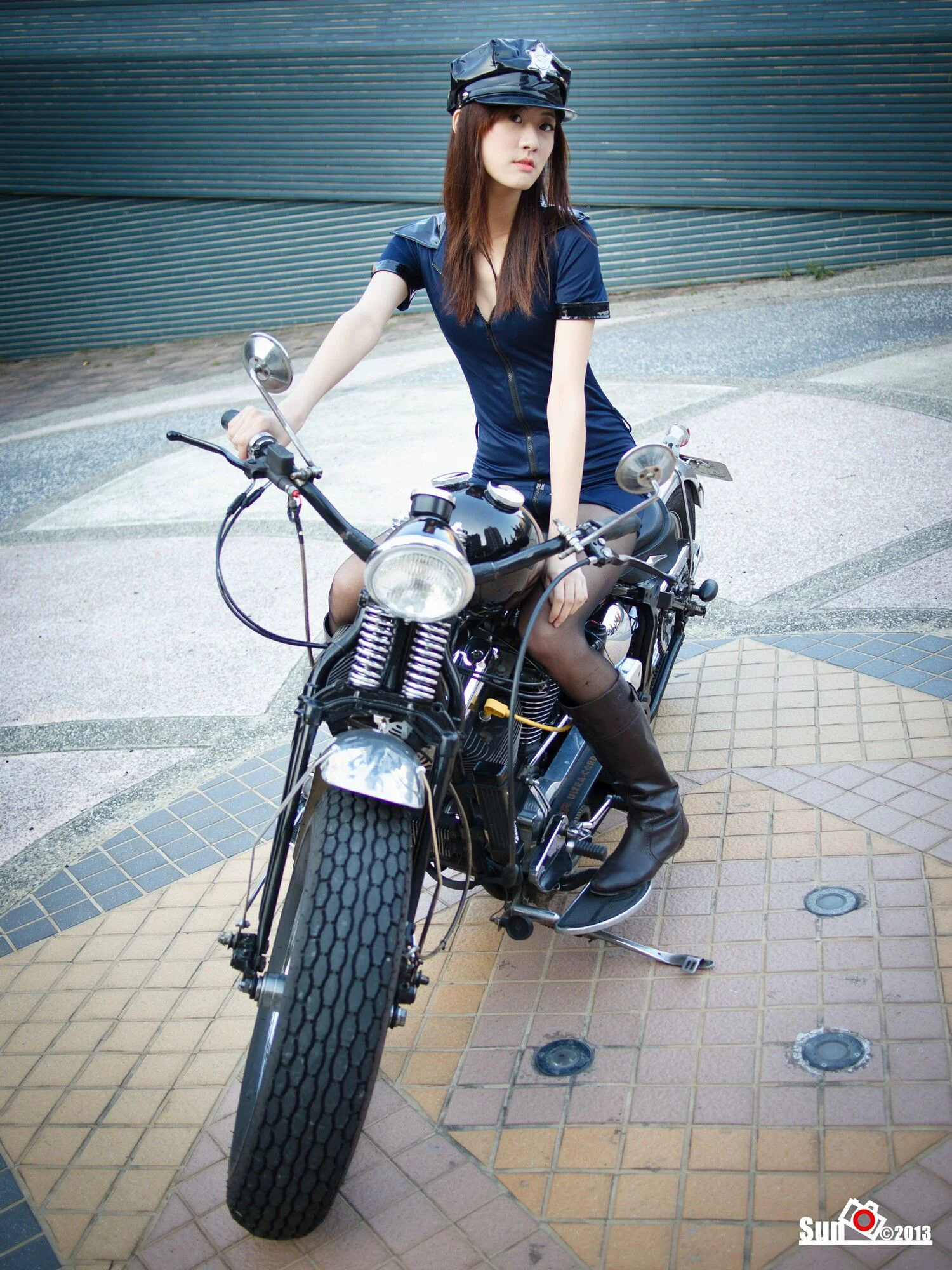 [台湾女神] 林茉晶 – 哈雷女警与空姐 写真集 - 爱照片