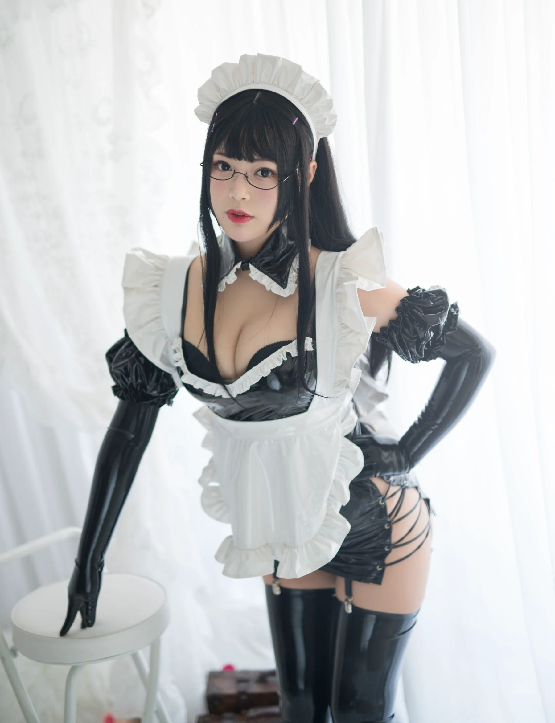 萌系小姐姐-白烨- 《傲娇黑胶女仆》 写真集 - 爱照片