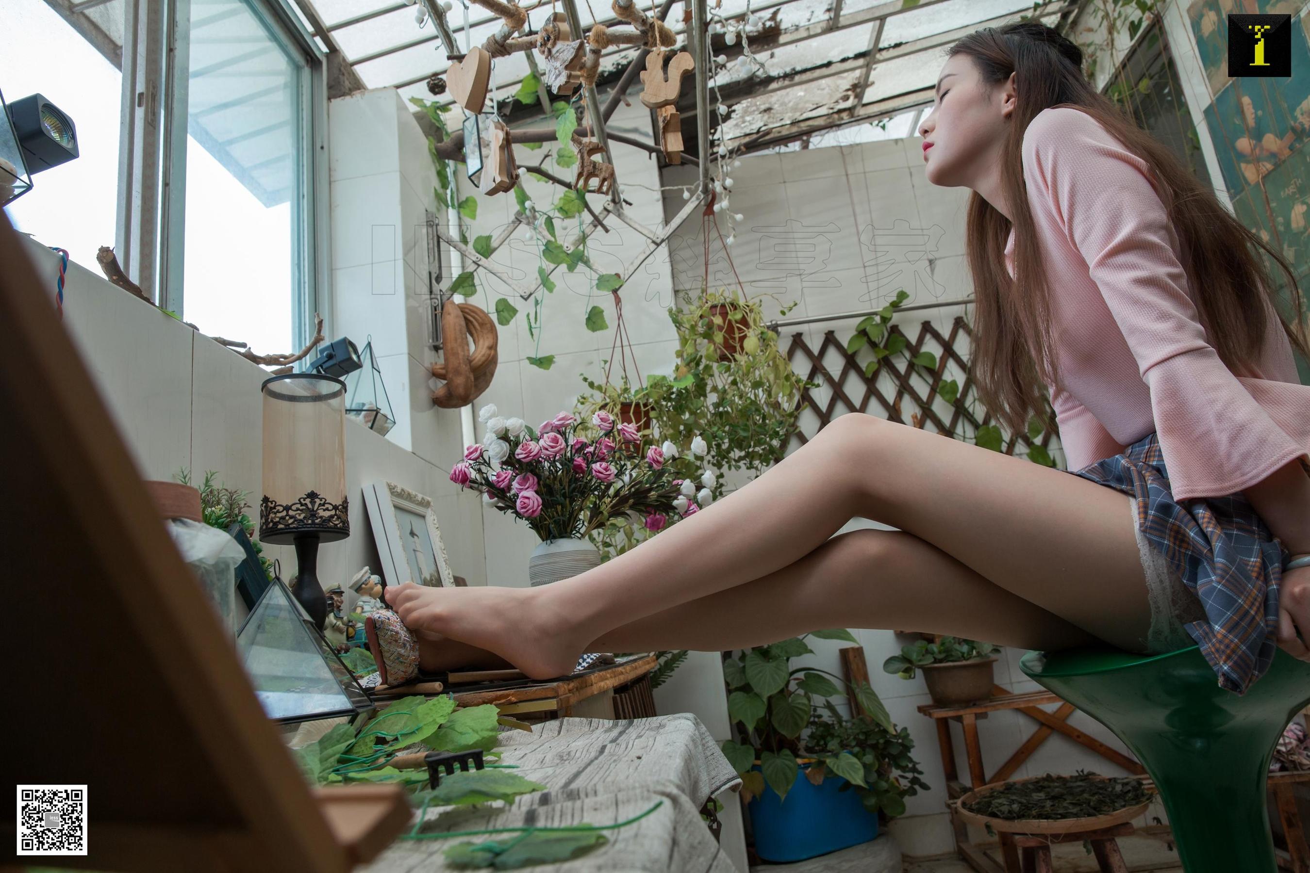 模特九妹 《九妹爬下屋顶后》 [IESS异思趣向] 丝袜美腿写真集 - 爱照片